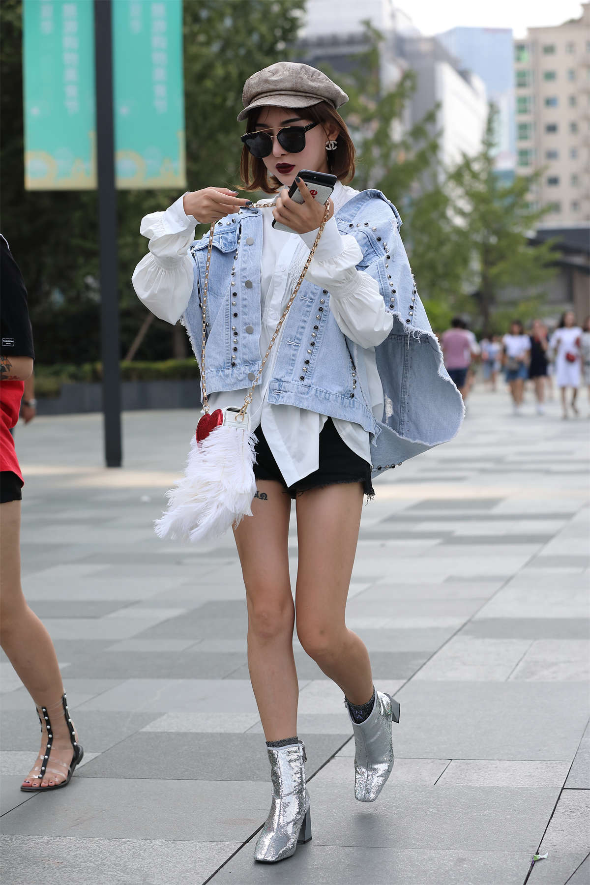 辉辉街拍作品 – 墨镜长腿短发美女小姐姐-日更街拍