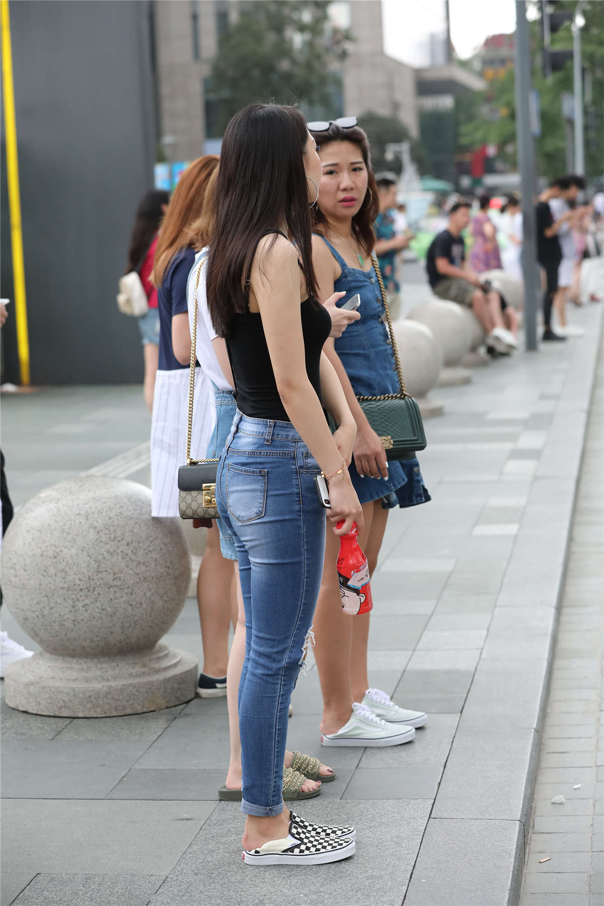 辉辉街拍作品 – 牛仔裤高叉衣美女小姐姐-日更街拍