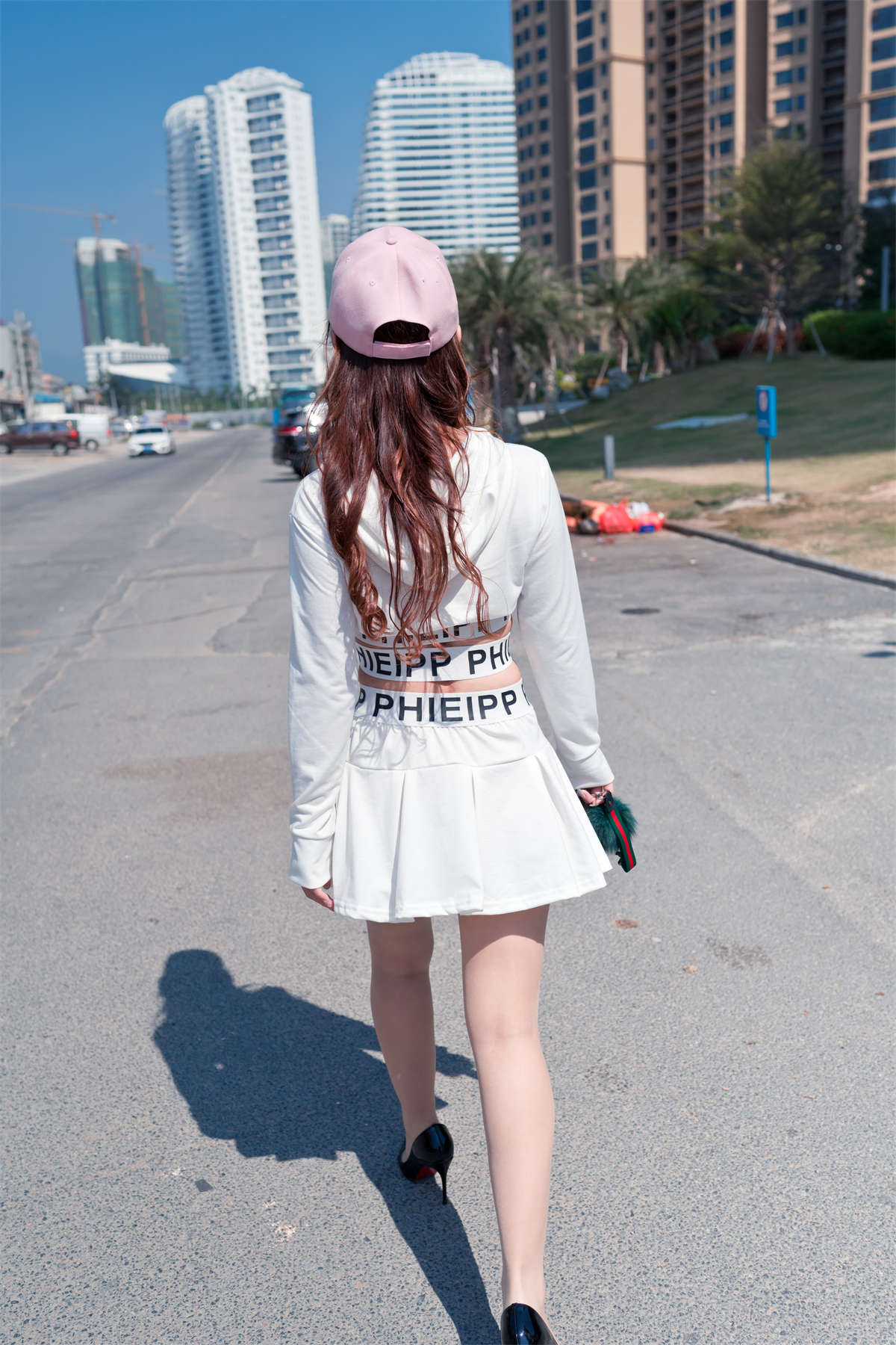 图片[2]-[魔镜原创摄影]御风街拍 在惠州海边度假的白色超短裙肉丝网红艾小青-日更街拍