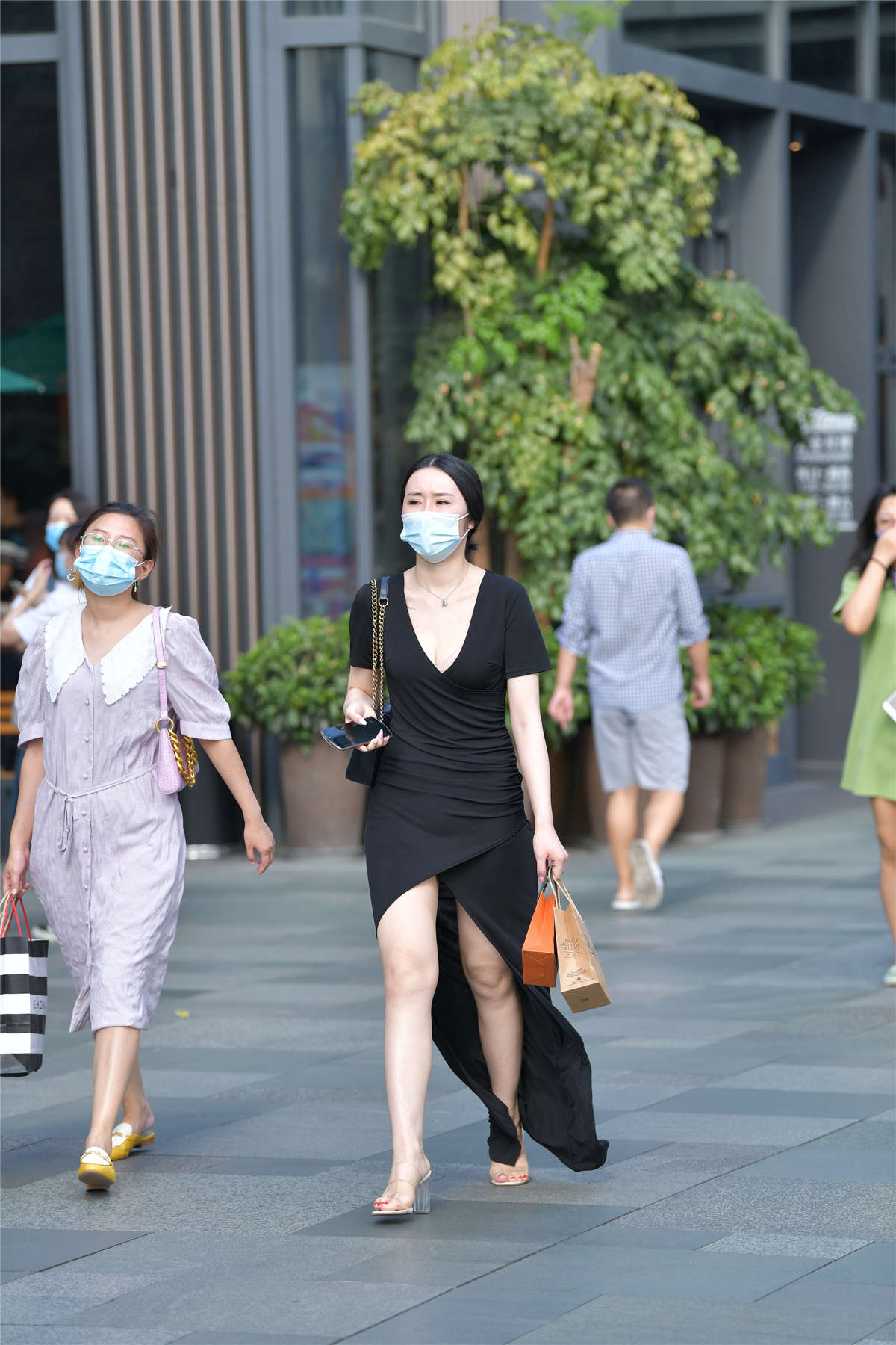 视觉冲击街拍作品 – 韵味的性感美女-日更街拍