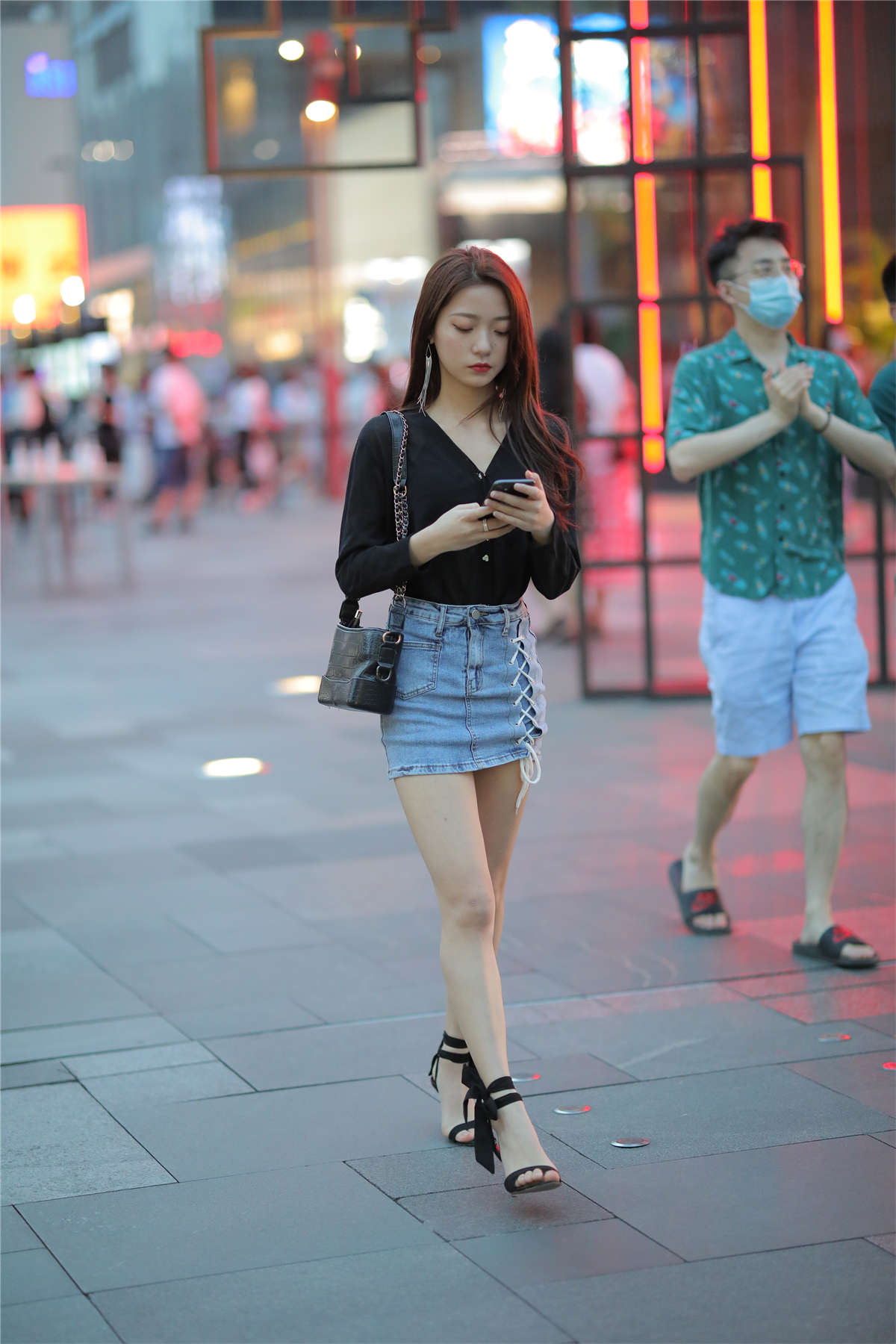 凯恩街拍作品 – 短裙小美女-日更街拍
