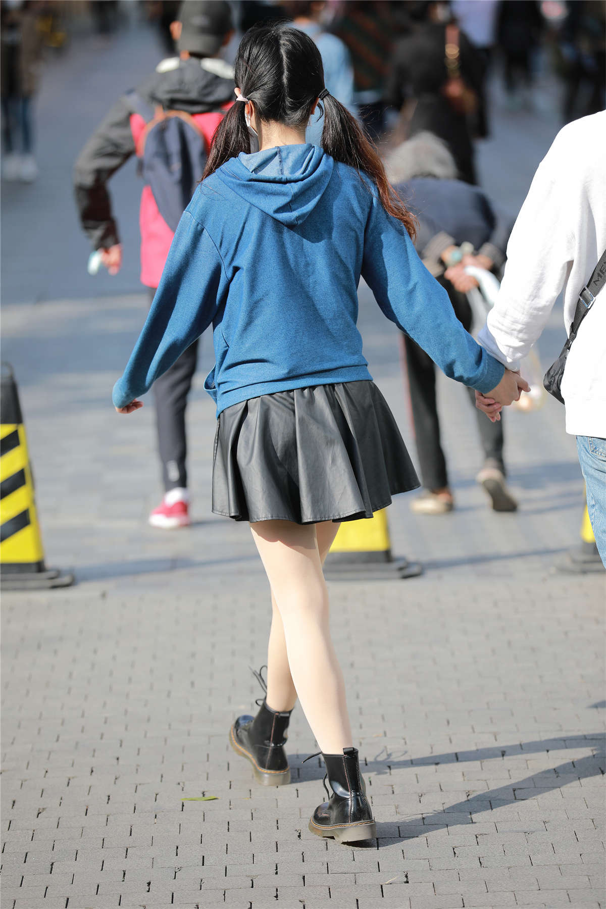 图片[2]-四九城嘎子街拍作品 – 皮裙肉丝女友-日更街拍
