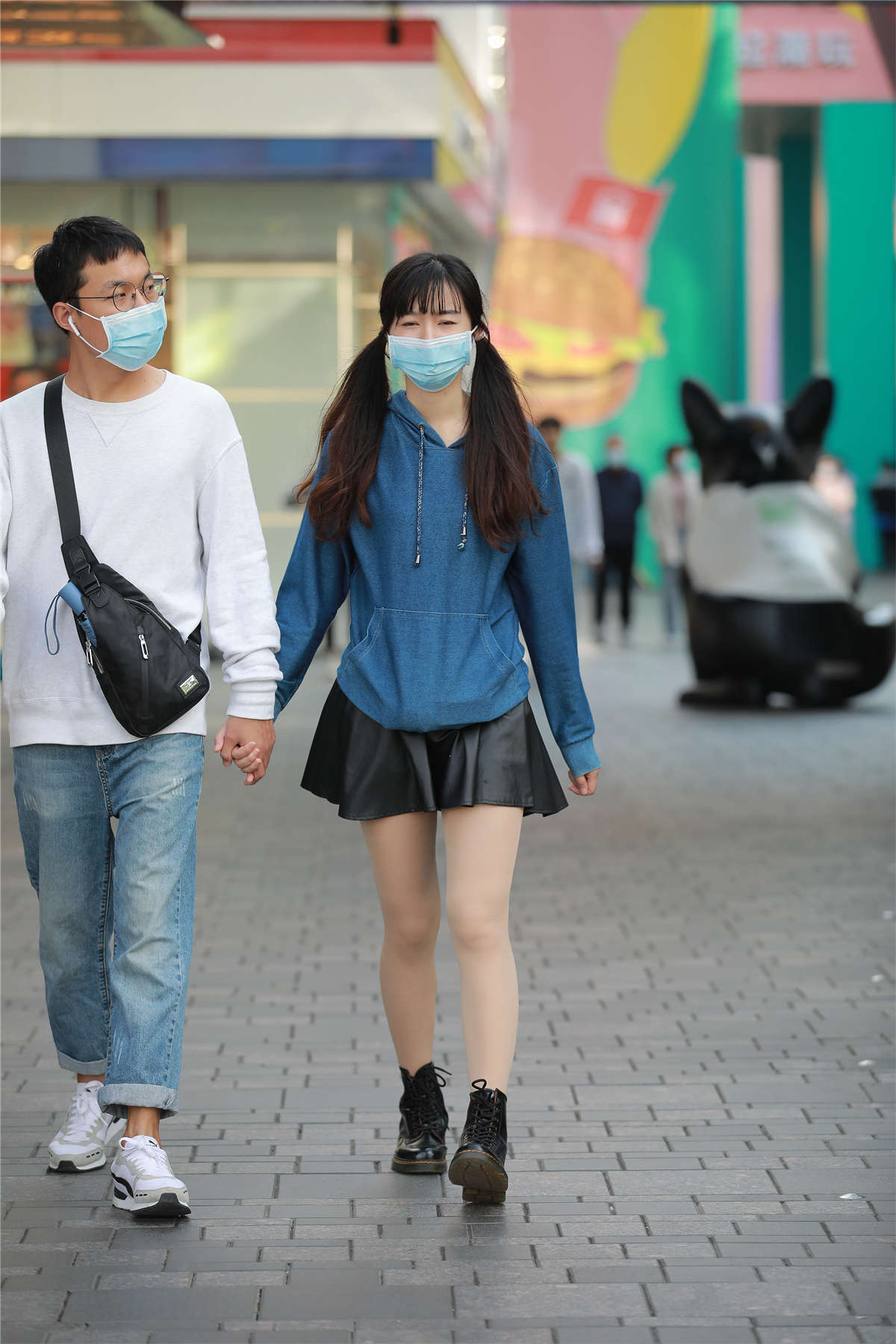 四九城嘎子街拍作品 – 皮裙肉丝女友-日更街拍