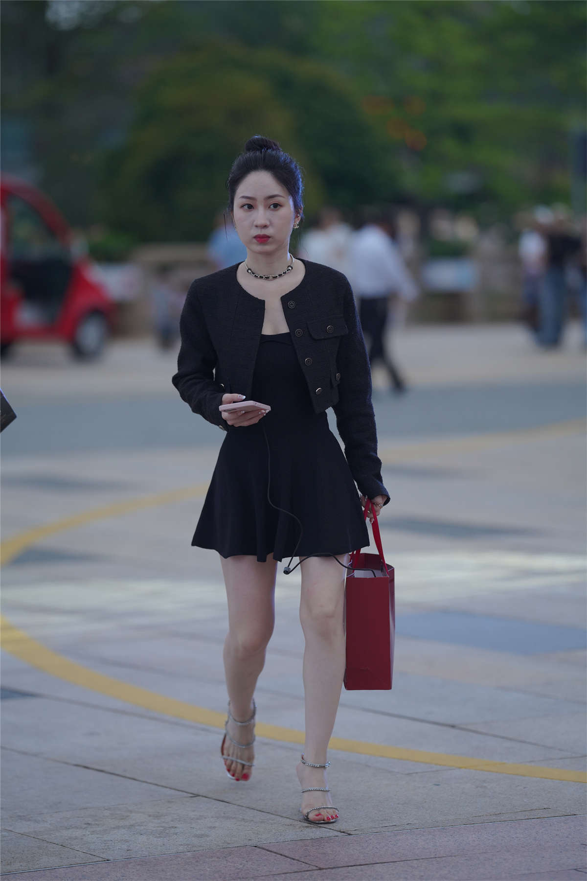 图片[2]-气质黑裙搭配-日更街拍