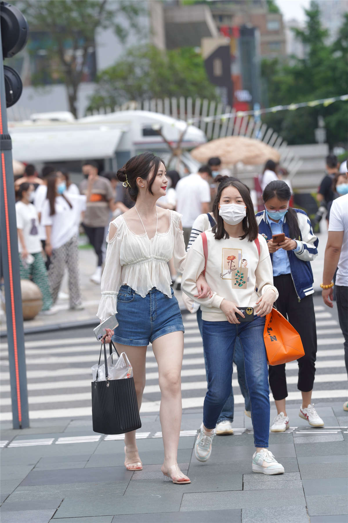 图片[2]-牛仔短裤高挑靓丽-日更街拍