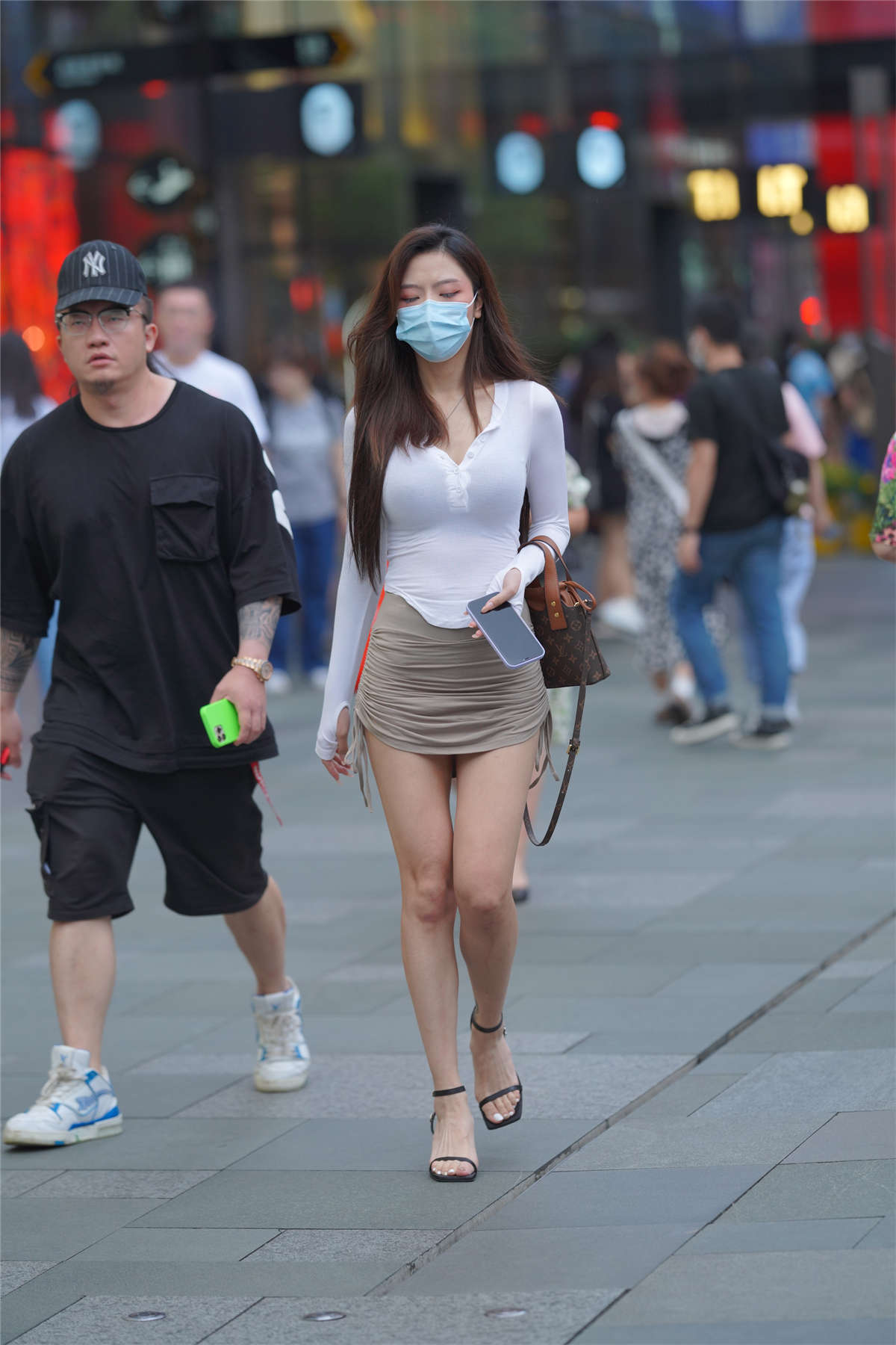 图片[2]-灰色包臀裙美眉-日更街拍