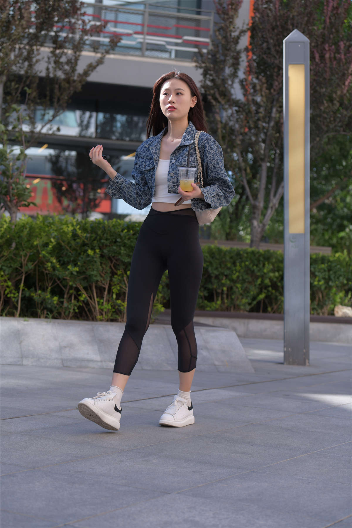 [魔镜原创摄影] 一始街拍作品 何必太多情-日更街拍