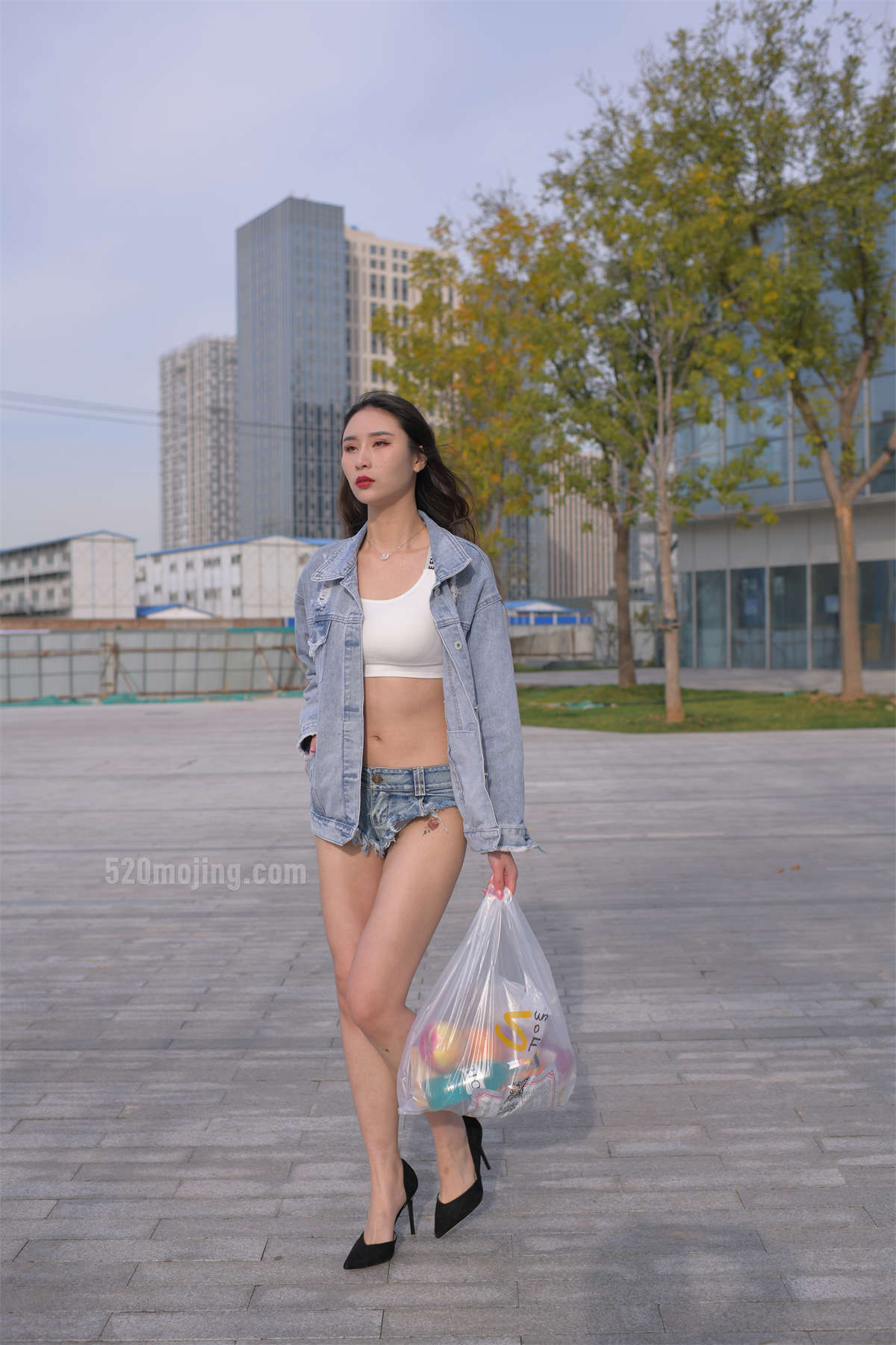 图片[2]-[魔镜原创摄影]热裤长腿黑高跟高清图集-日更街拍