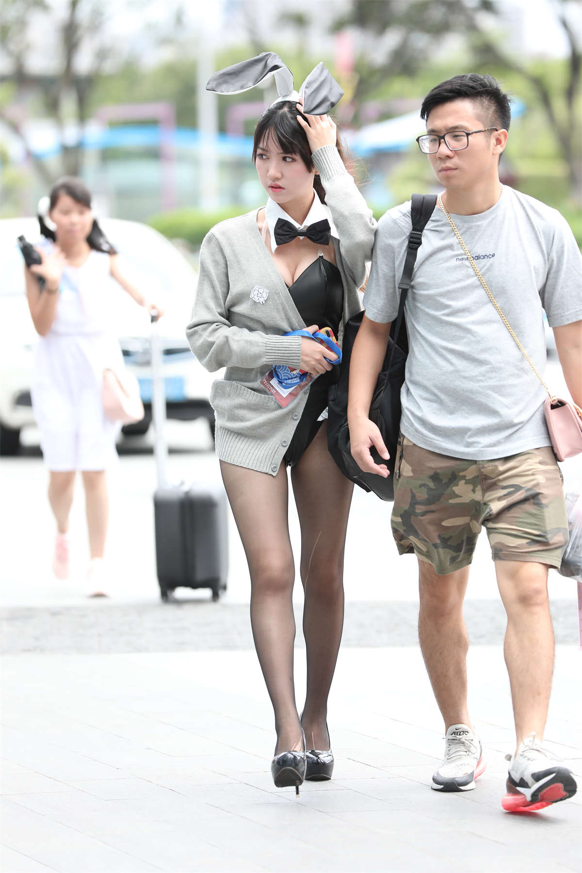 黑色连体衣黑丝高跟-日更街拍