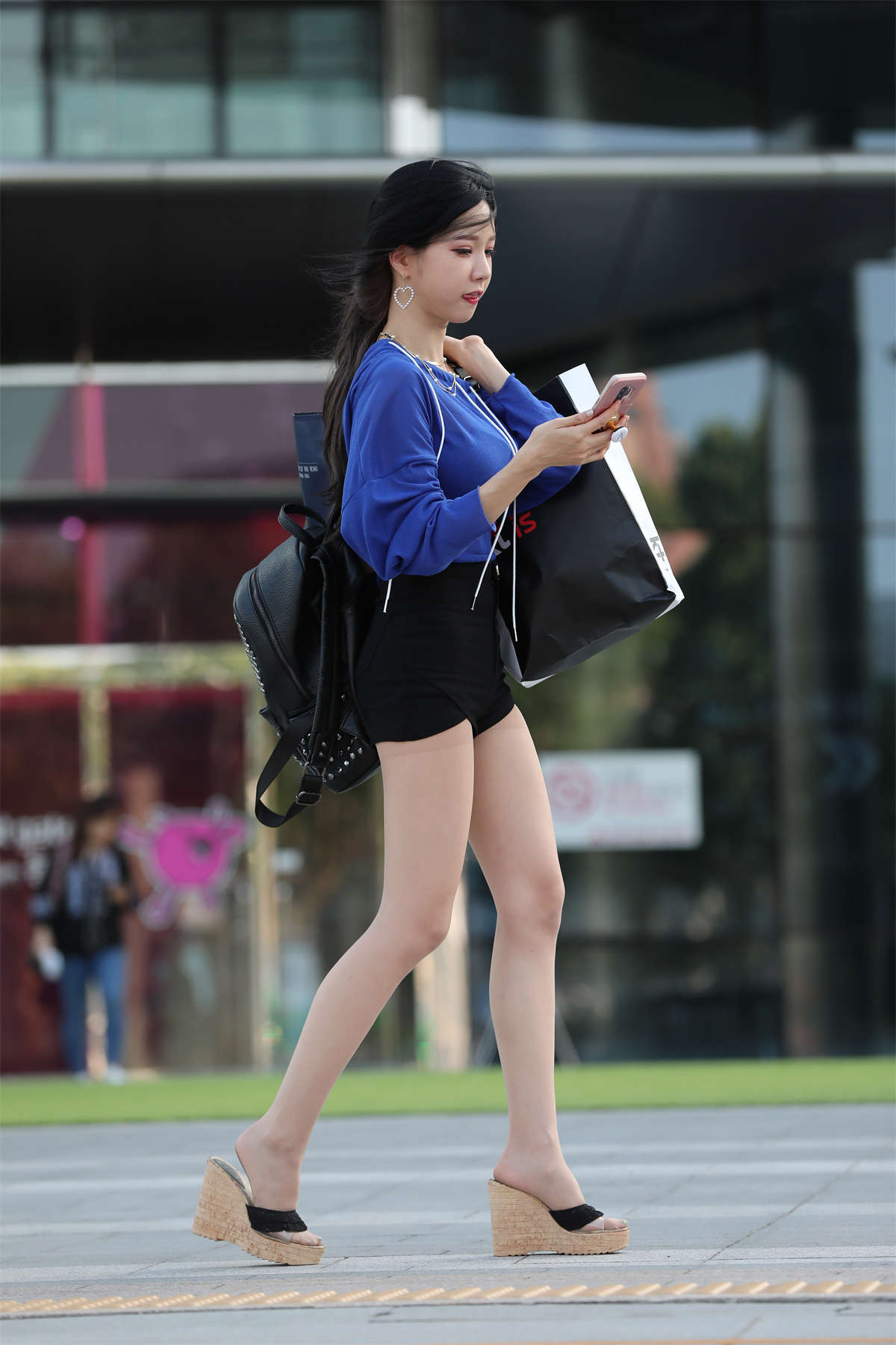 黑色热裤凉高美脚-日更街拍