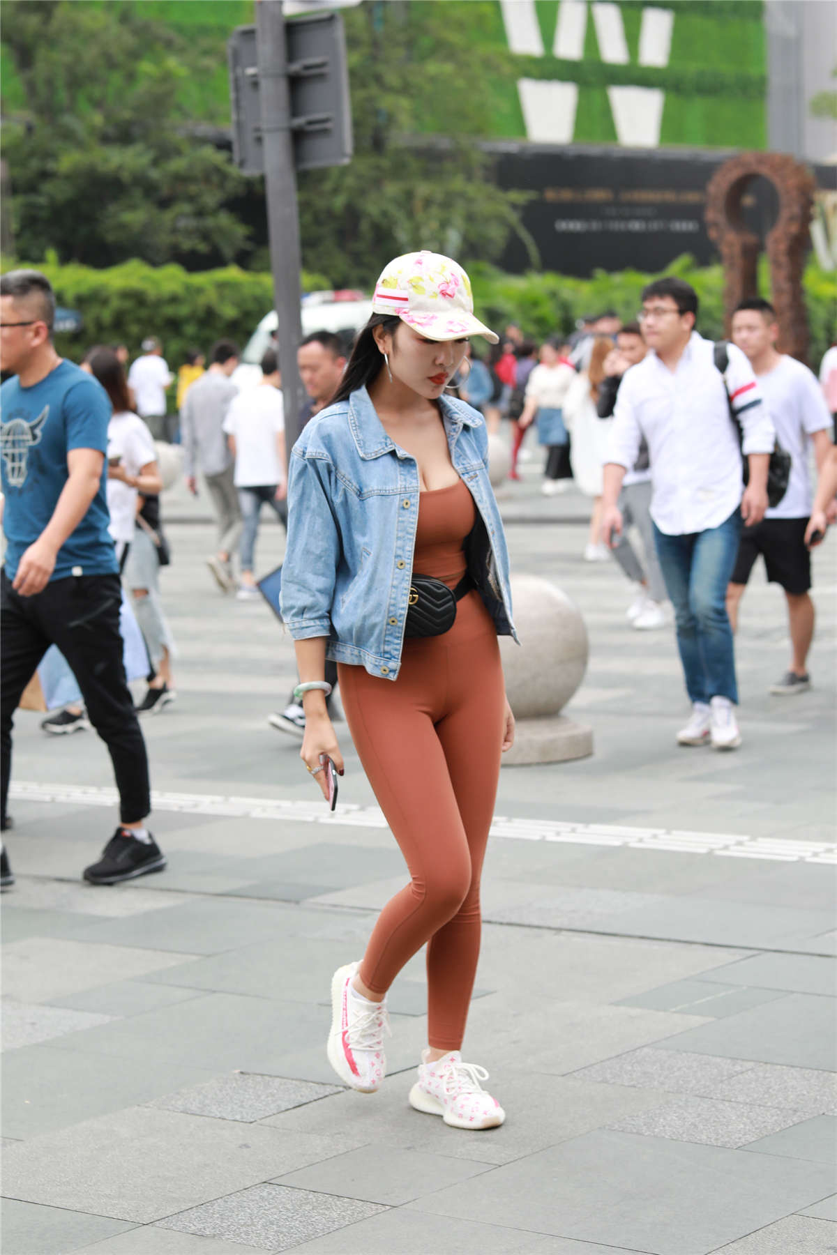 图片[2]-[魔镜原创摄影]枣色紧身衣丰满模拍美女原图-日更街拍