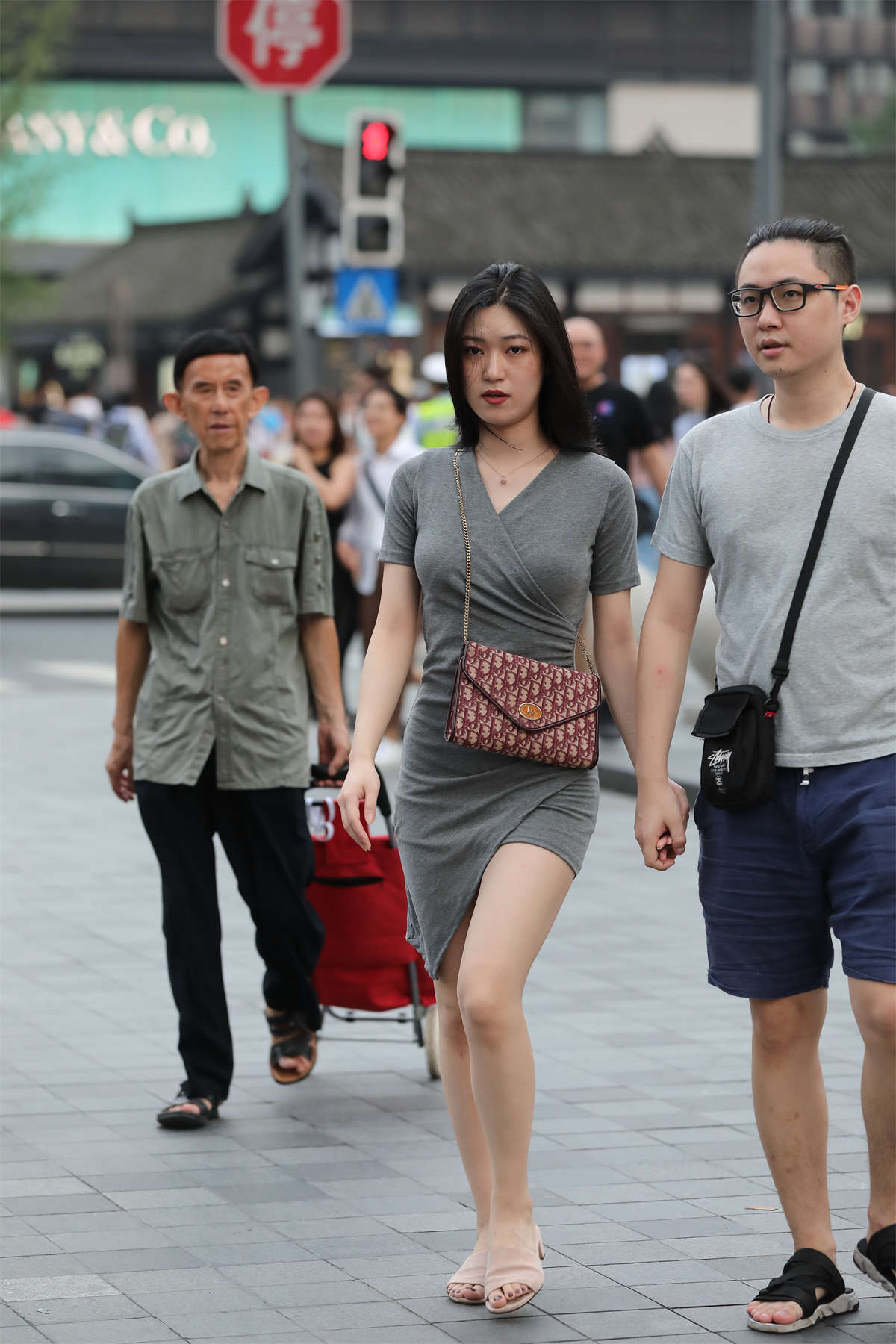 图片[2]-灰色紧身包臀裙美腿翘臀-日更街拍