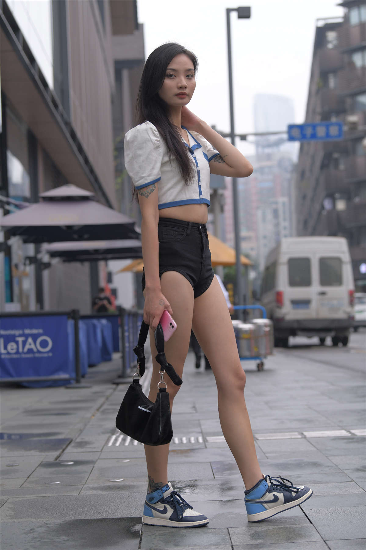 [魔镜原创摄影]一始街拍作品 黑色热裤美女插图1