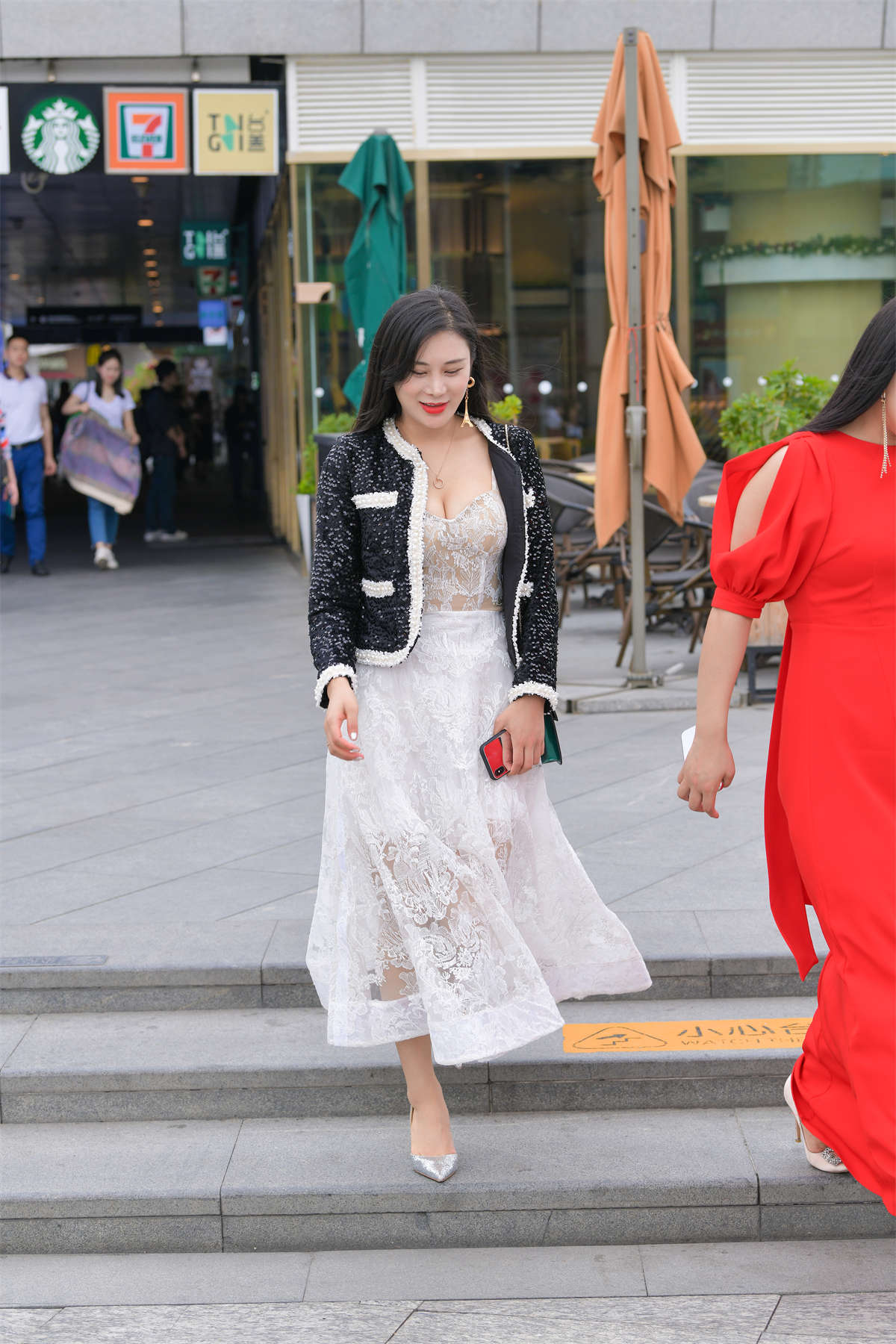 白色长裙白嫩凉高蕾丝美胸-日更街拍