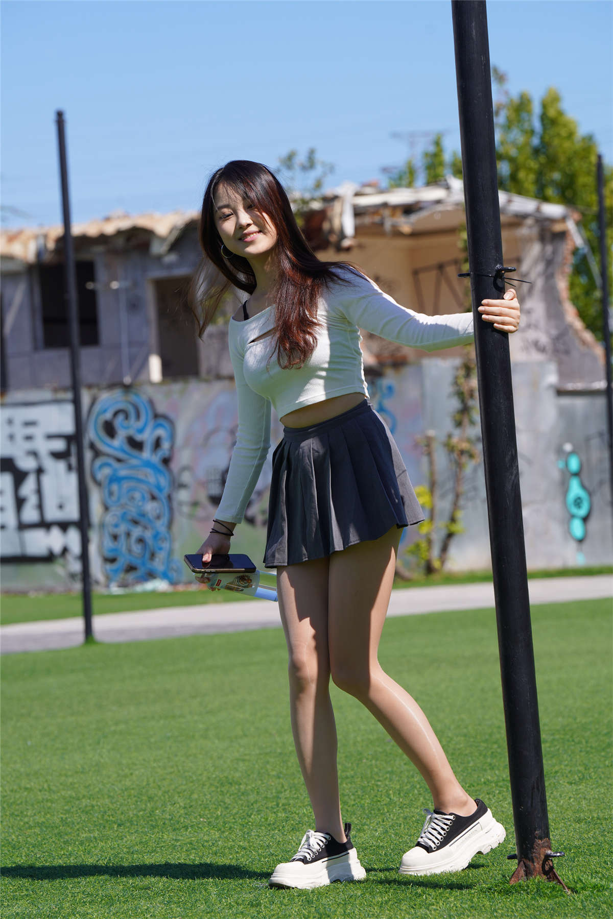 图片[2]-[魔镜原创摄影] 一始街拍作品 百褶裙女孩-日更街拍