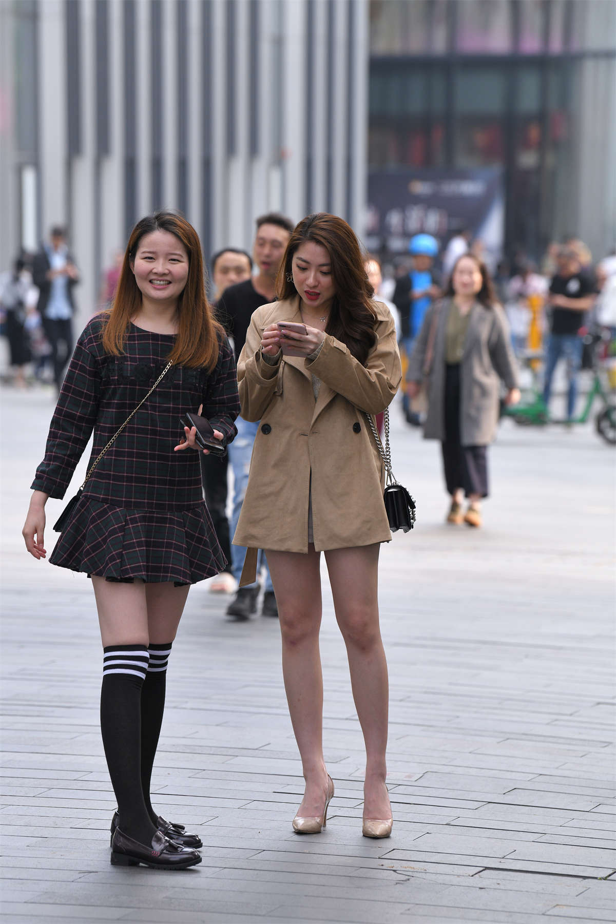 图片[2]-咖色西装美腿凉高-日更街拍