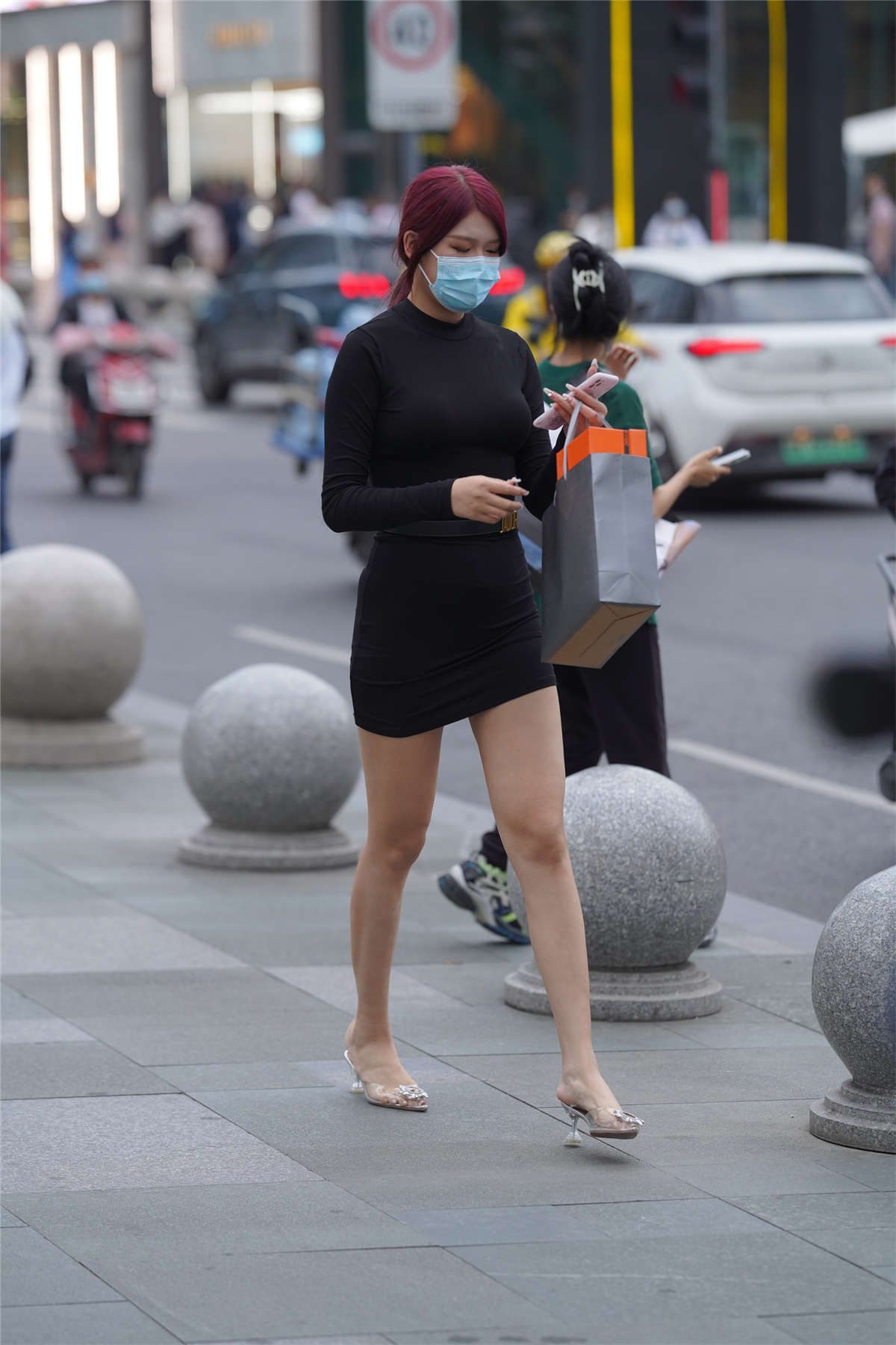 黑色紧身包臀裙-日更街拍