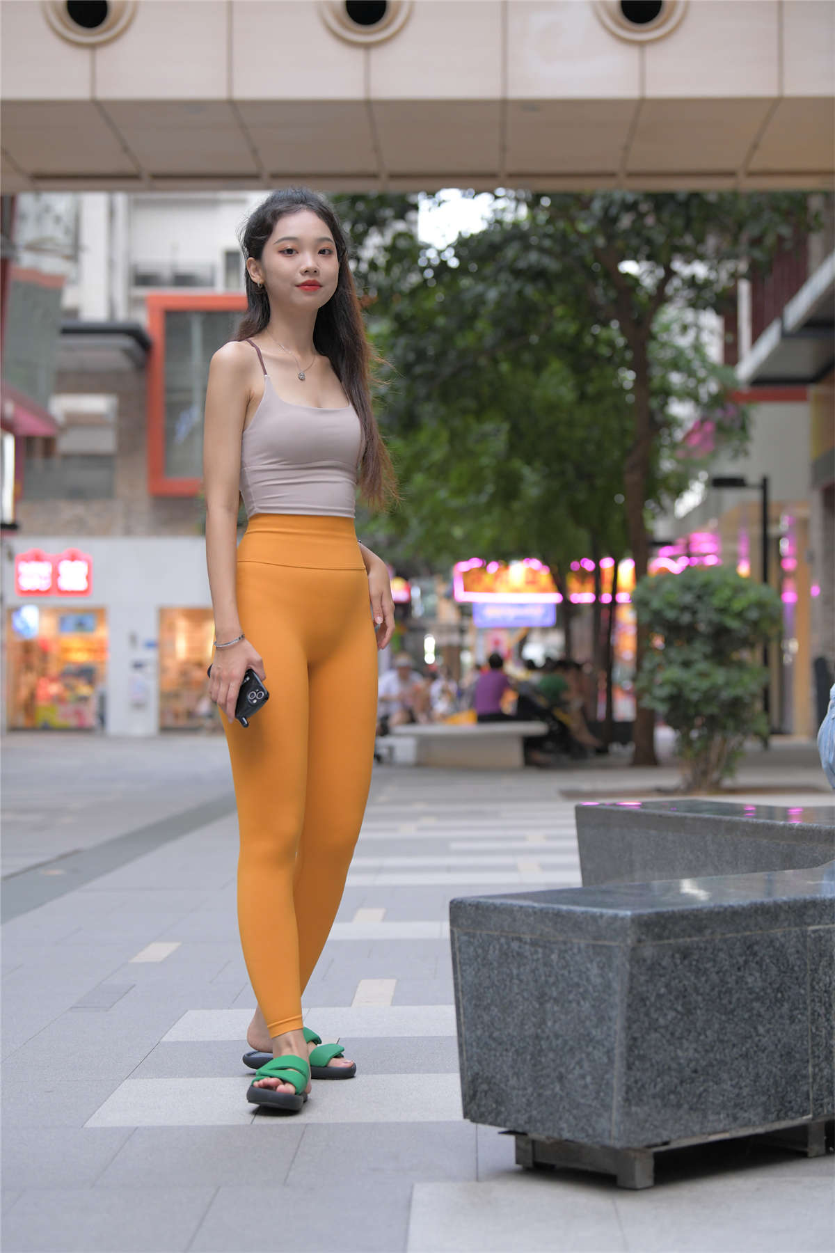 图片[2]-[魔镜原创摄影]一始街拍作品 黄色瑜伽裤小妹-日更街拍
