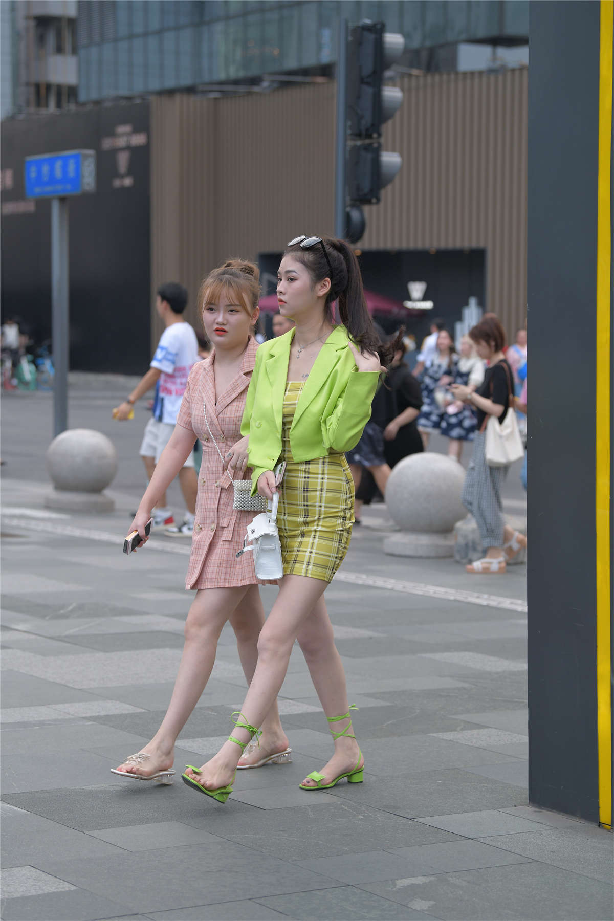 摄神街拍作品 – 好靓丽的美腿小姐姐-日更街拍