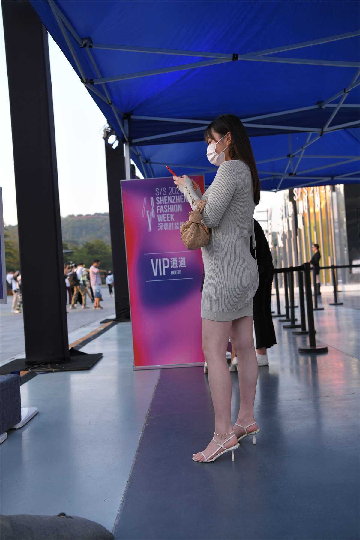 图片[2]-灰色紧身包臀裙-日更街拍