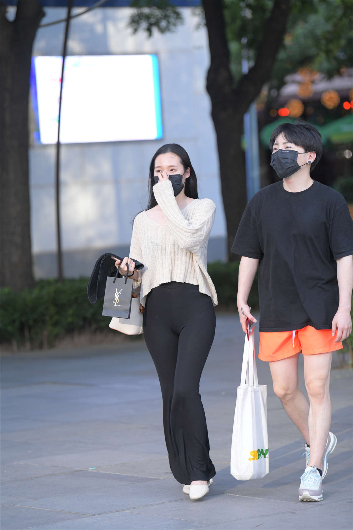 红石街拍作品 – 一只白狐-日更街拍