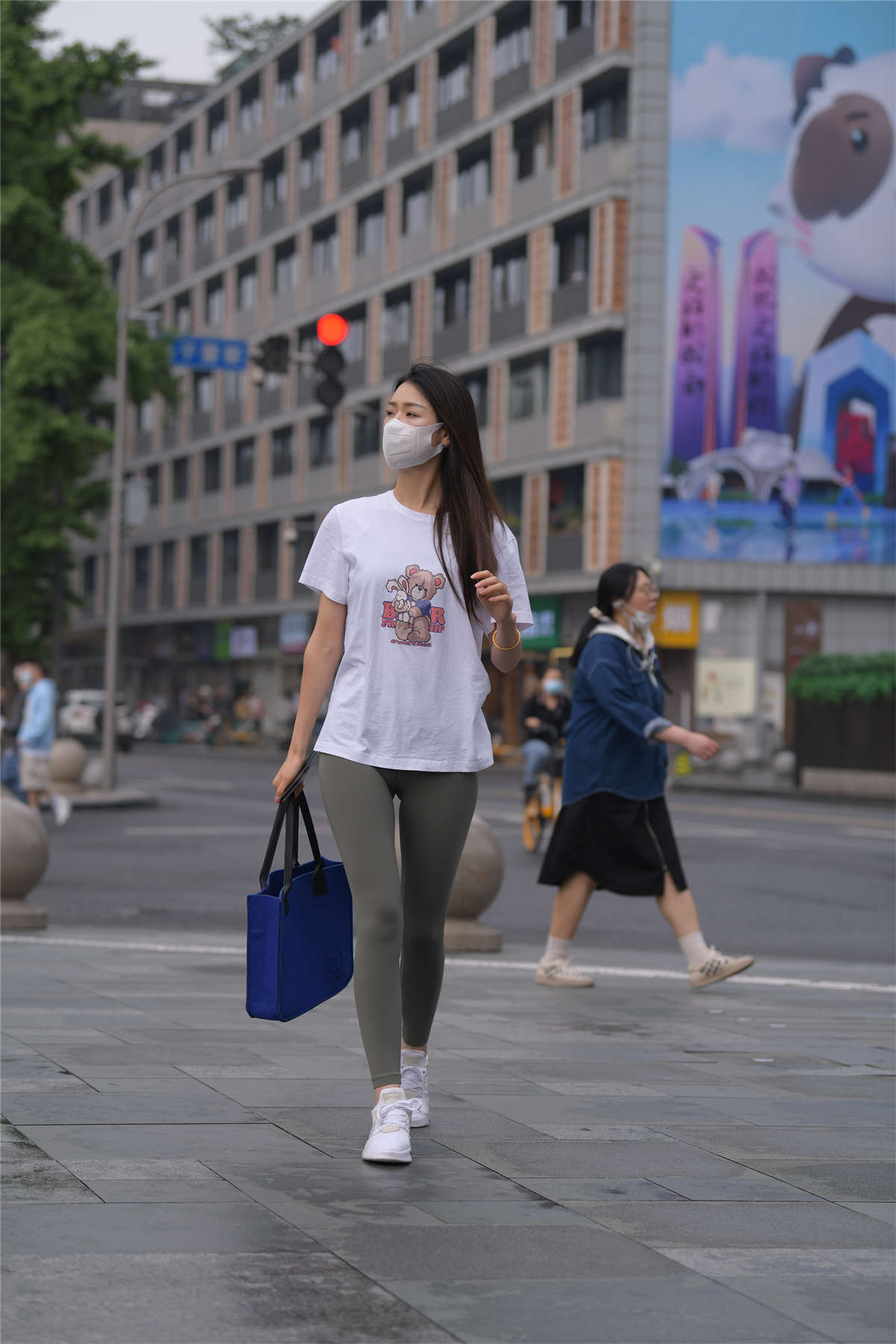 图片[2]-[魔镜原创摄影]一始街拍作品 灰色瑜伽裤美女-日更街拍