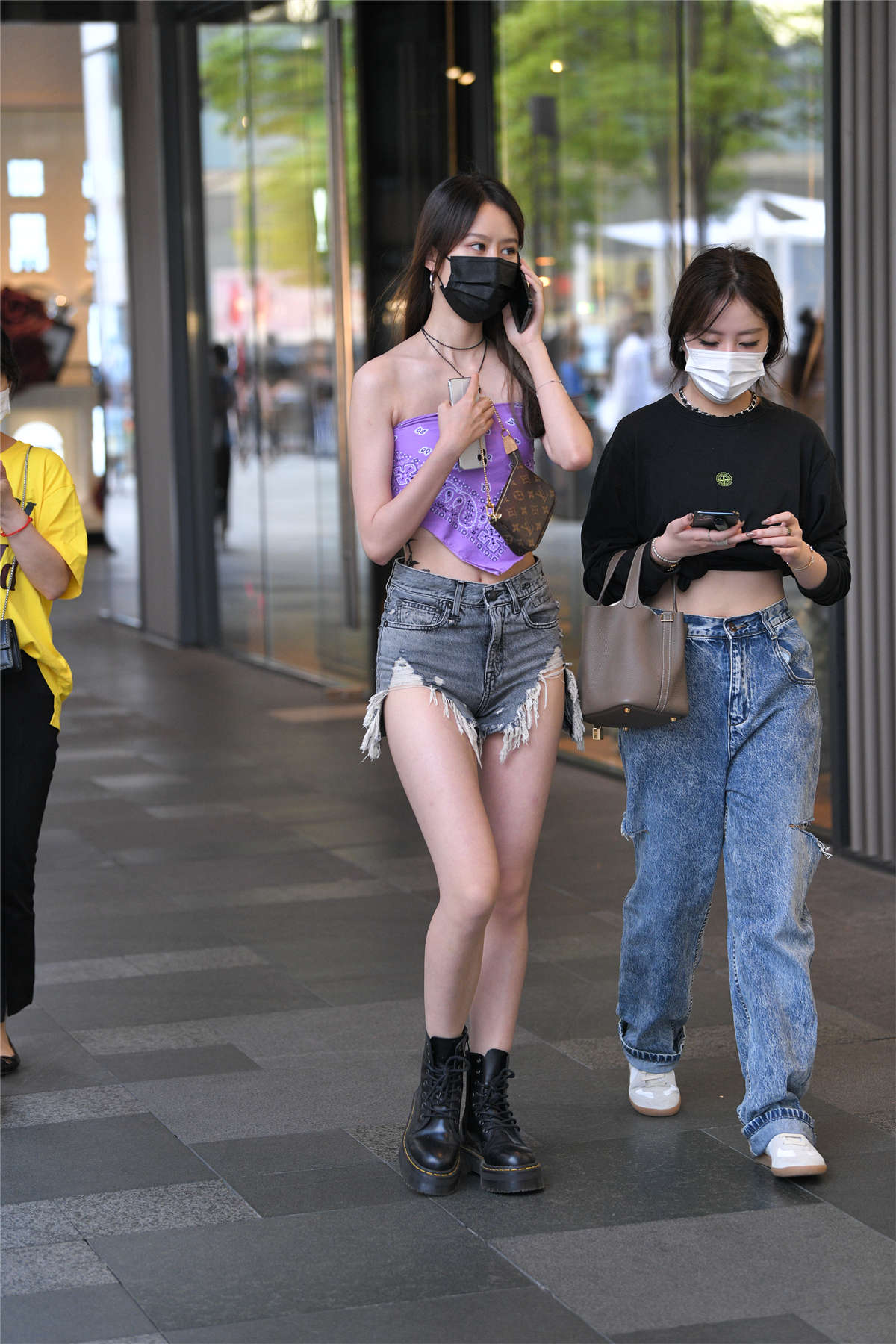 图片[2]-灰色热裤美腿小蛮腰-日更街拍