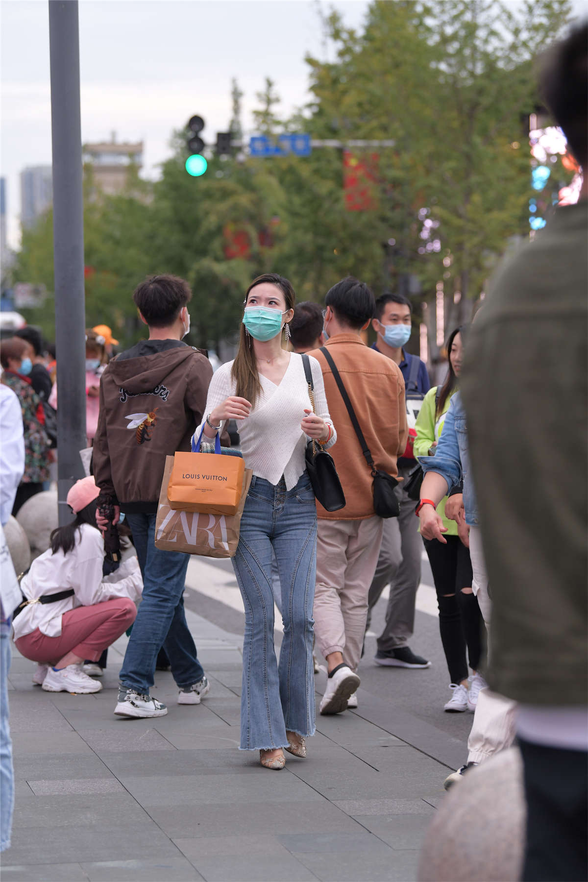 视觉冲击街拍作品 – 长腿紧牛小姐姐，身材真棒-日更街拍