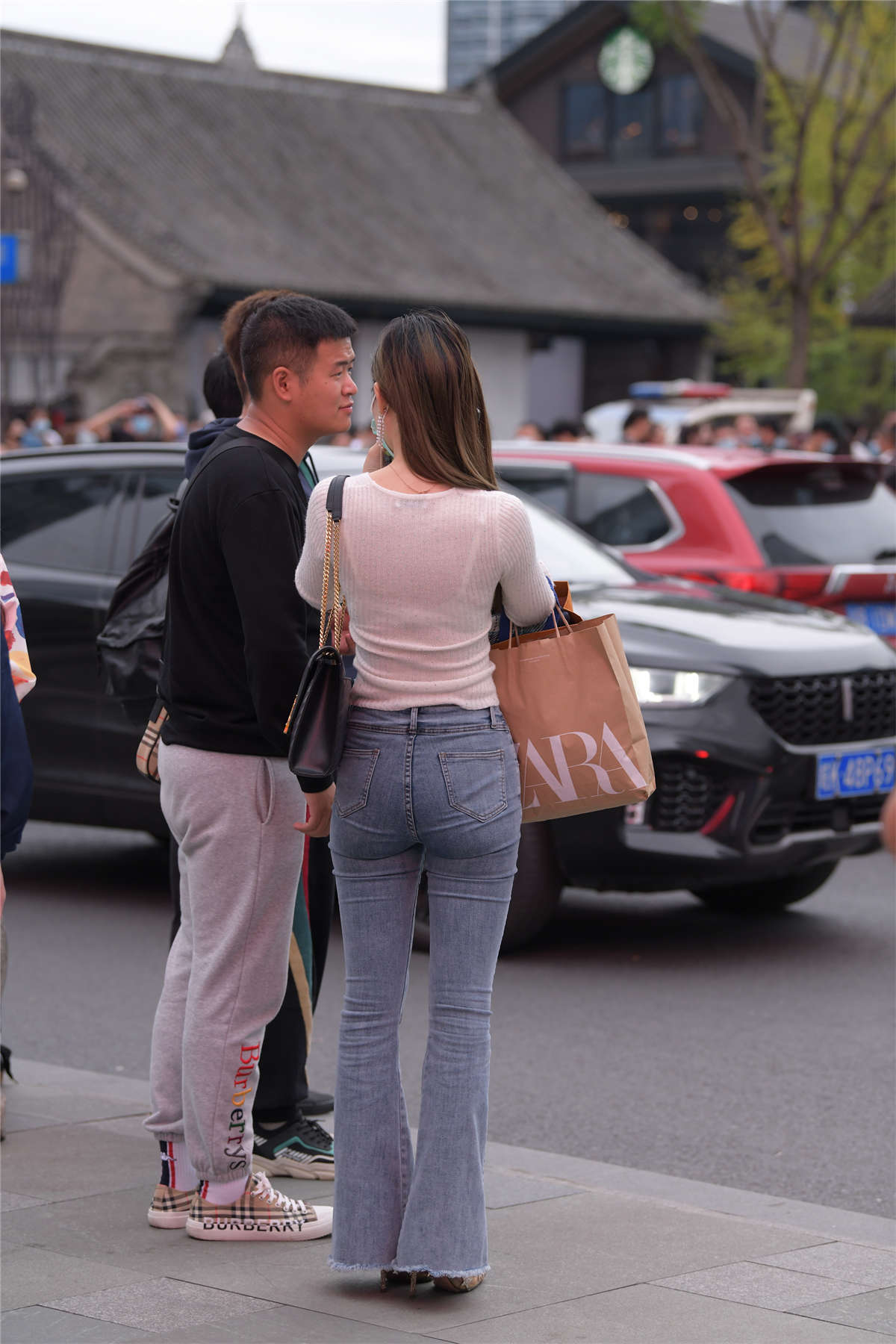 图片[2]-视觉冲击街拍作品 – 长腿紧牛小姐姐，身材真棒-日更街拍