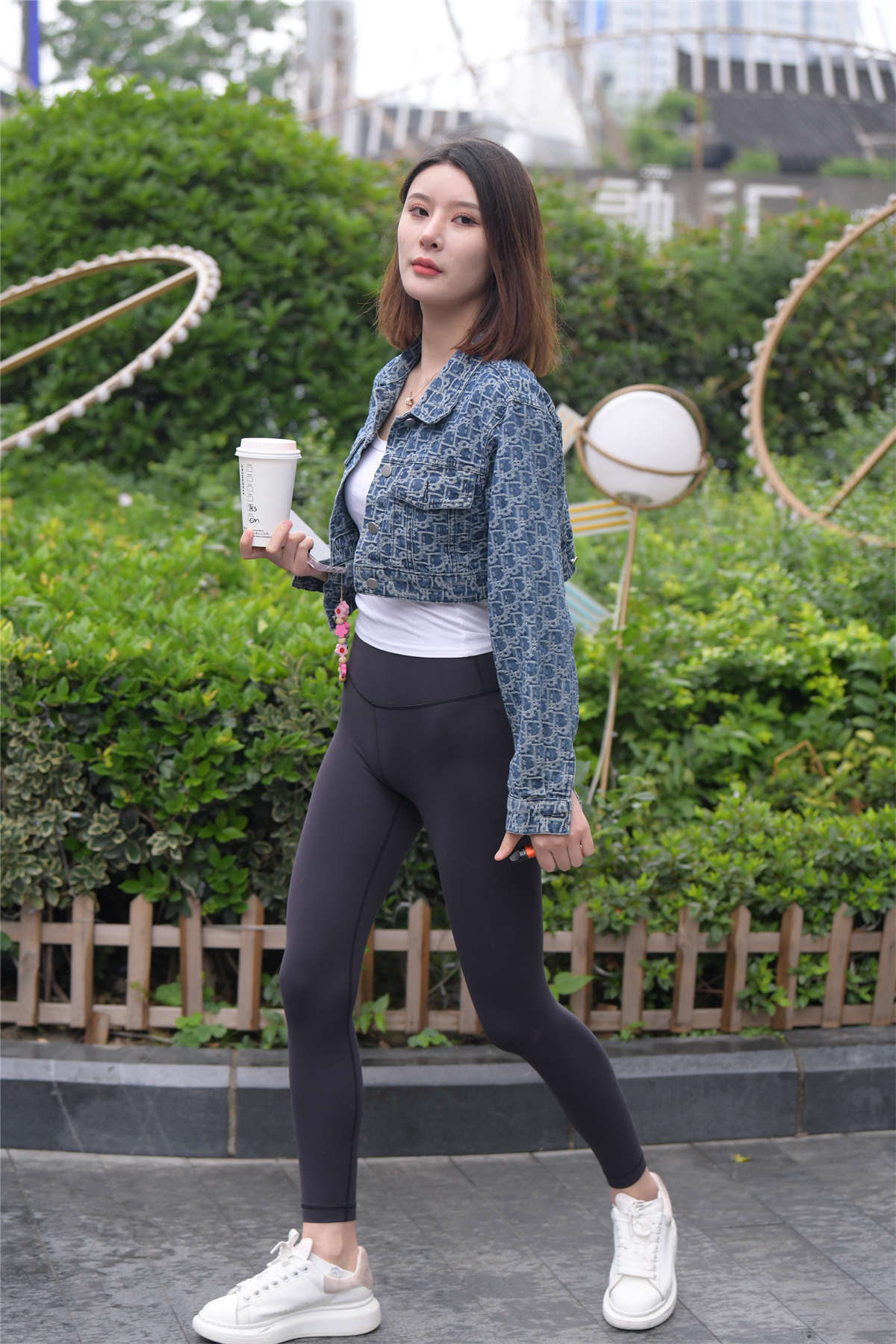 图片[2]-[魔镜原创摄影]一始街拍作品 黑色瑜伽裤美女-日更街拍