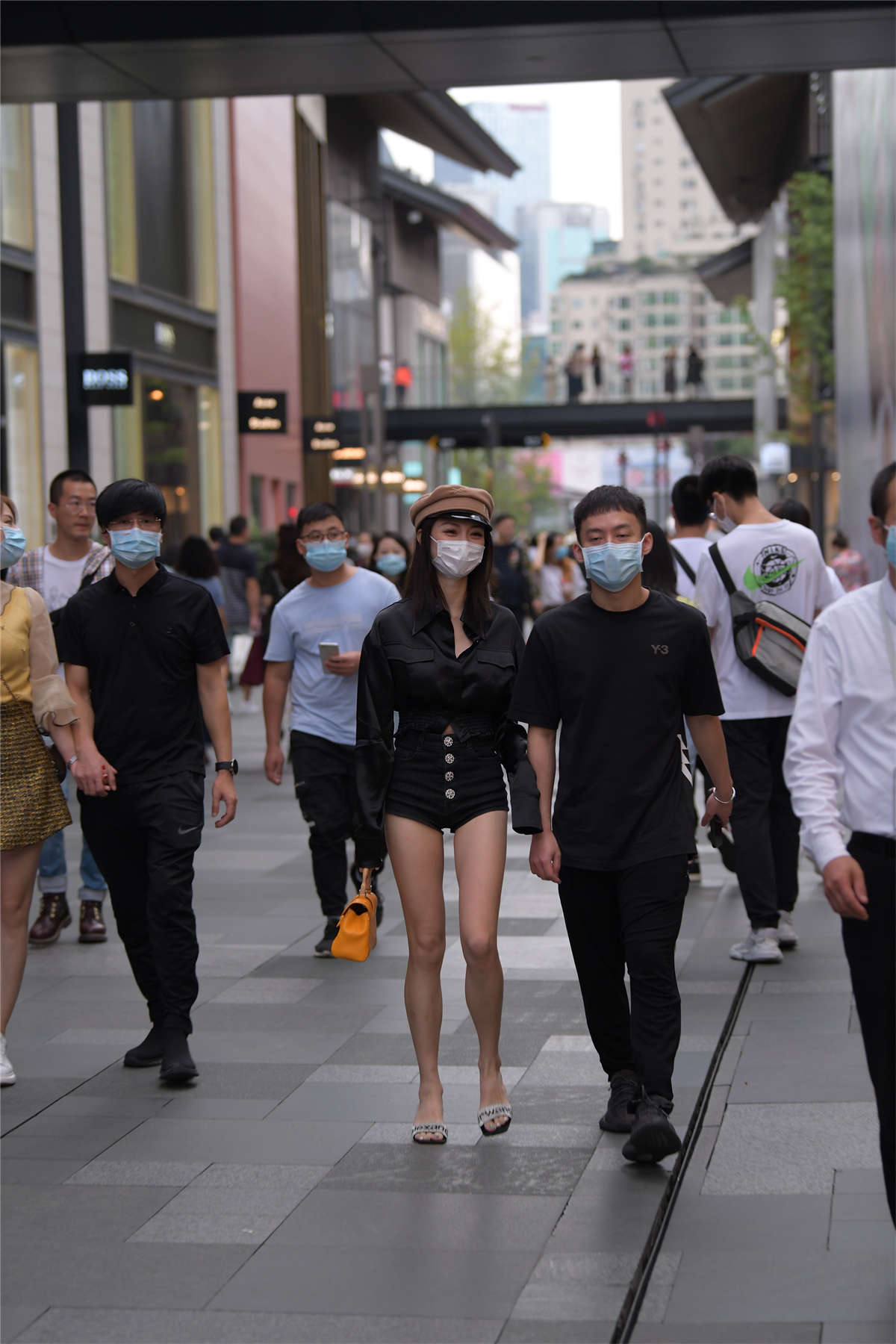 视觉冲击街拍作品 – 这热裤修长的美腿也太迷人了吧-日更街拍