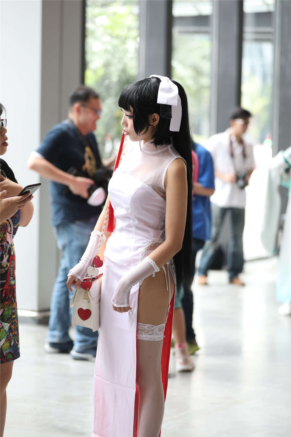 图片[2]-辉辉街拍作品 – 极品高开衩旗袍白色丝袜美腿美眉-日更街拍