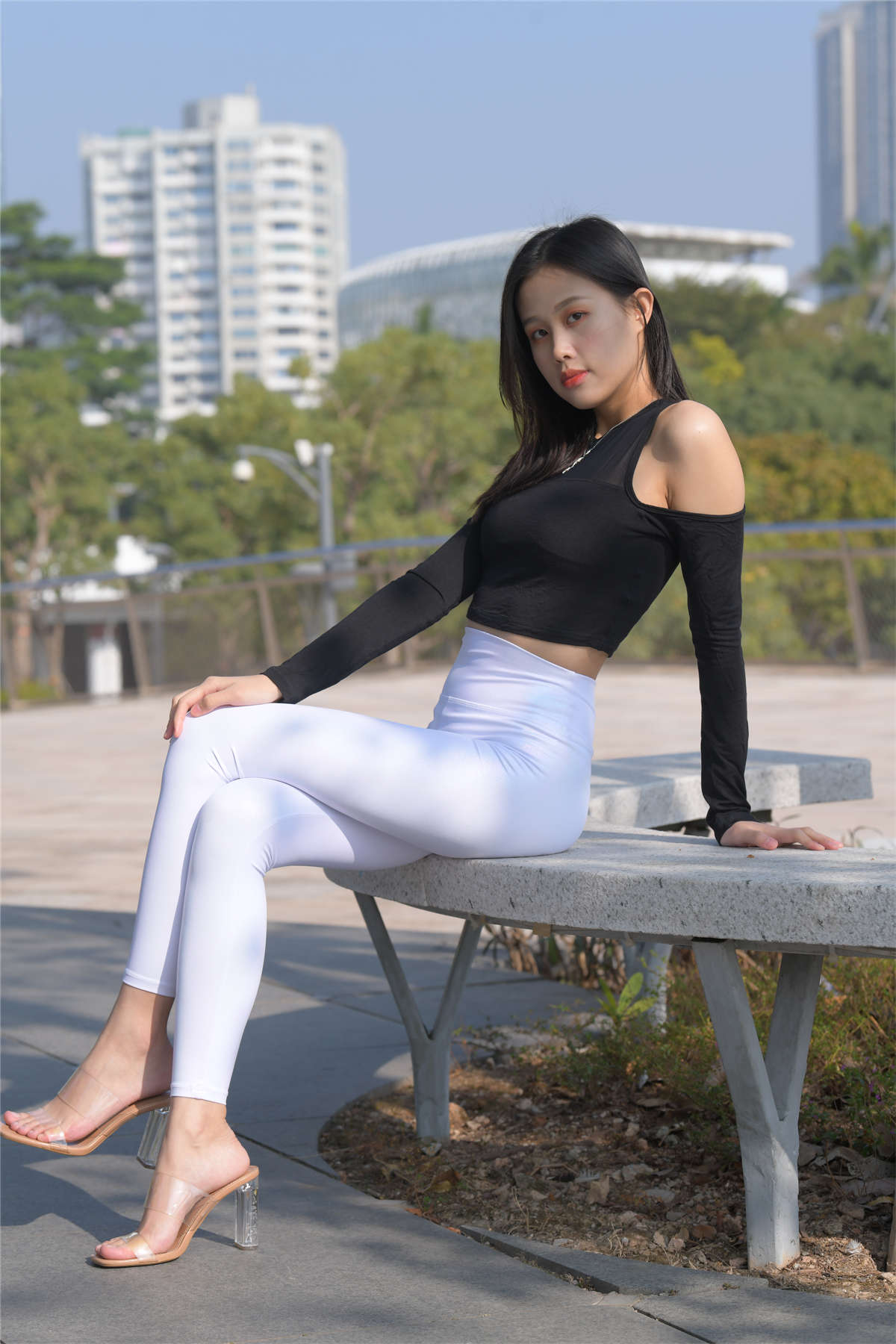 图片[2]-[魔镜原创摄影]红石街拍作品 紧身白裤女孩-日更街拍