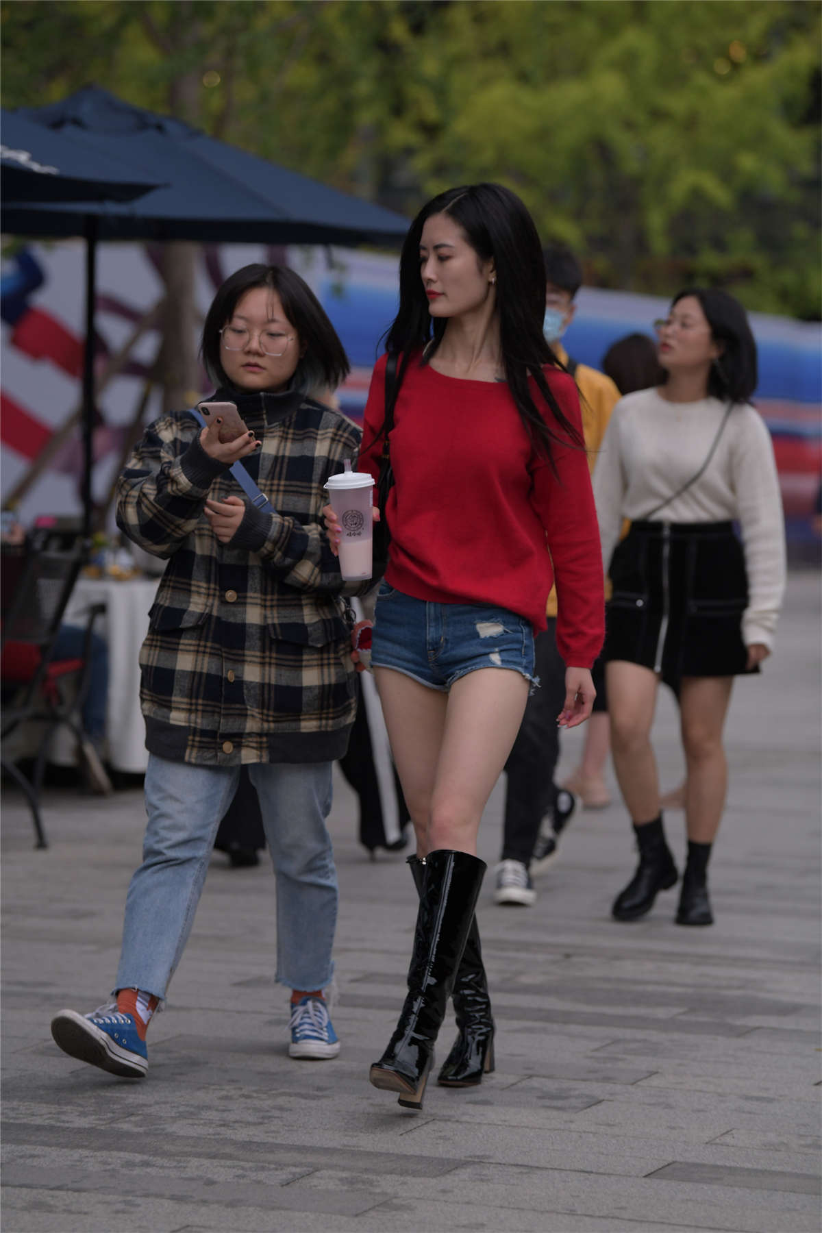 视觉冲击街拍作品 – 美腿热裤YY-日更街拍