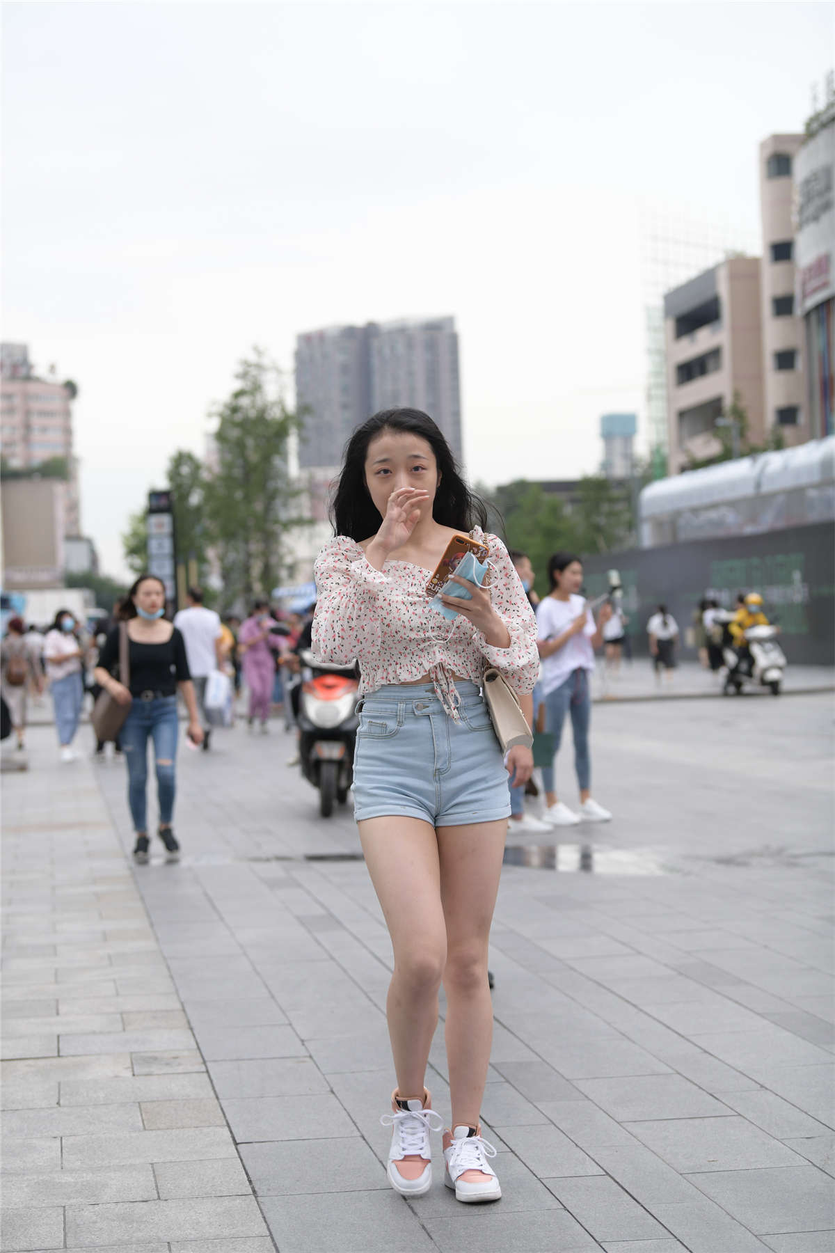 视觉冲击街拍作品 – 迷你热裤女友-日更街拍