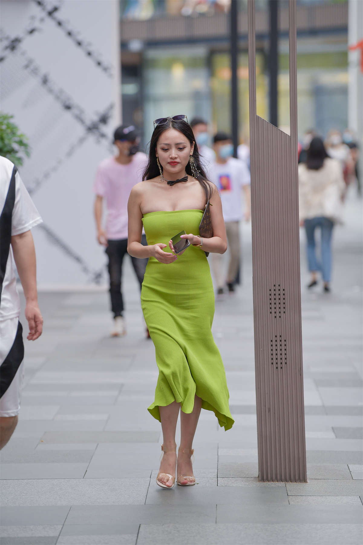 视觉冲击街拍作品 – 抹胸美少妇-日更街拍