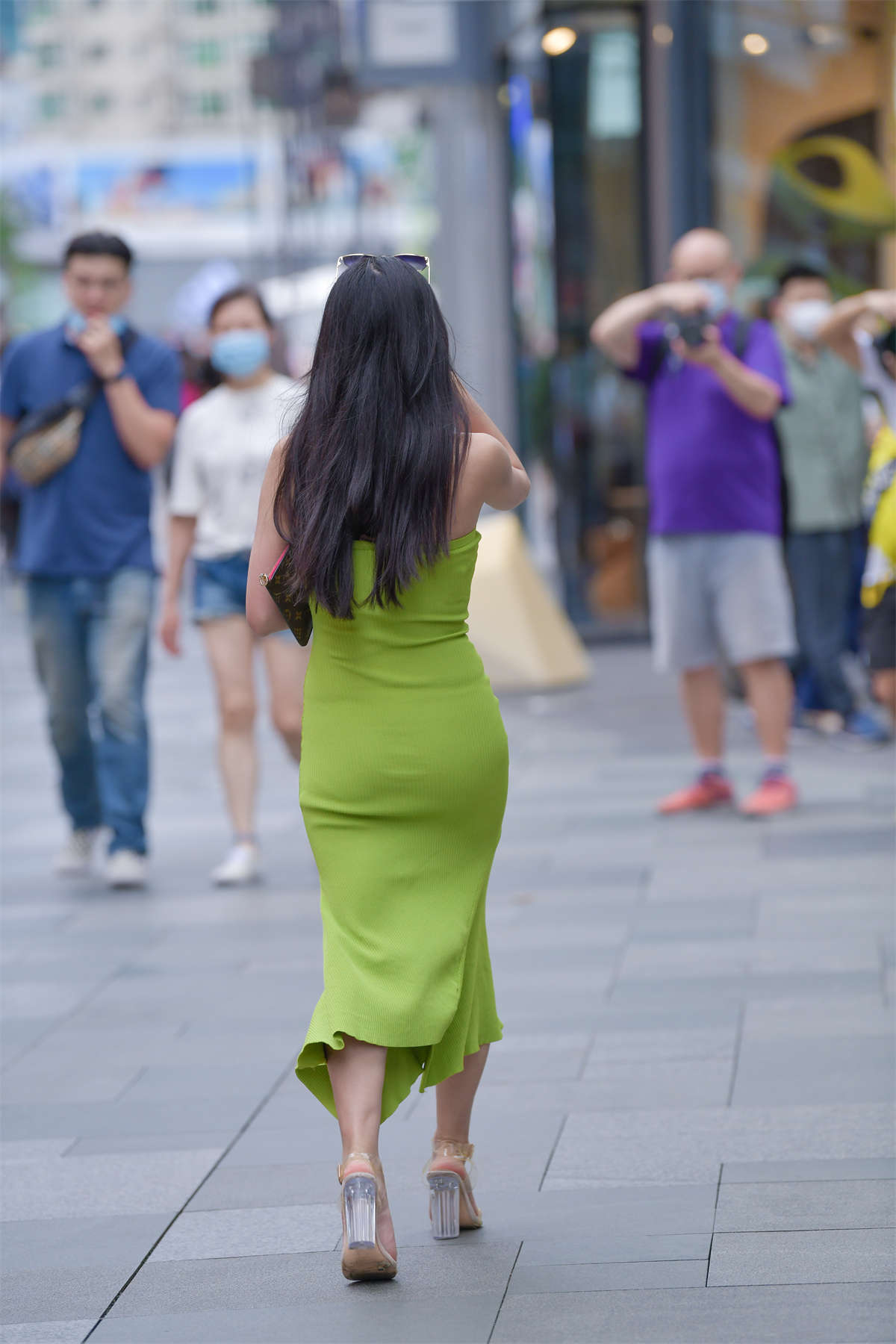 图片[2]-视觉冲击街拍作品 – 抹胸美少妇-日更街拍