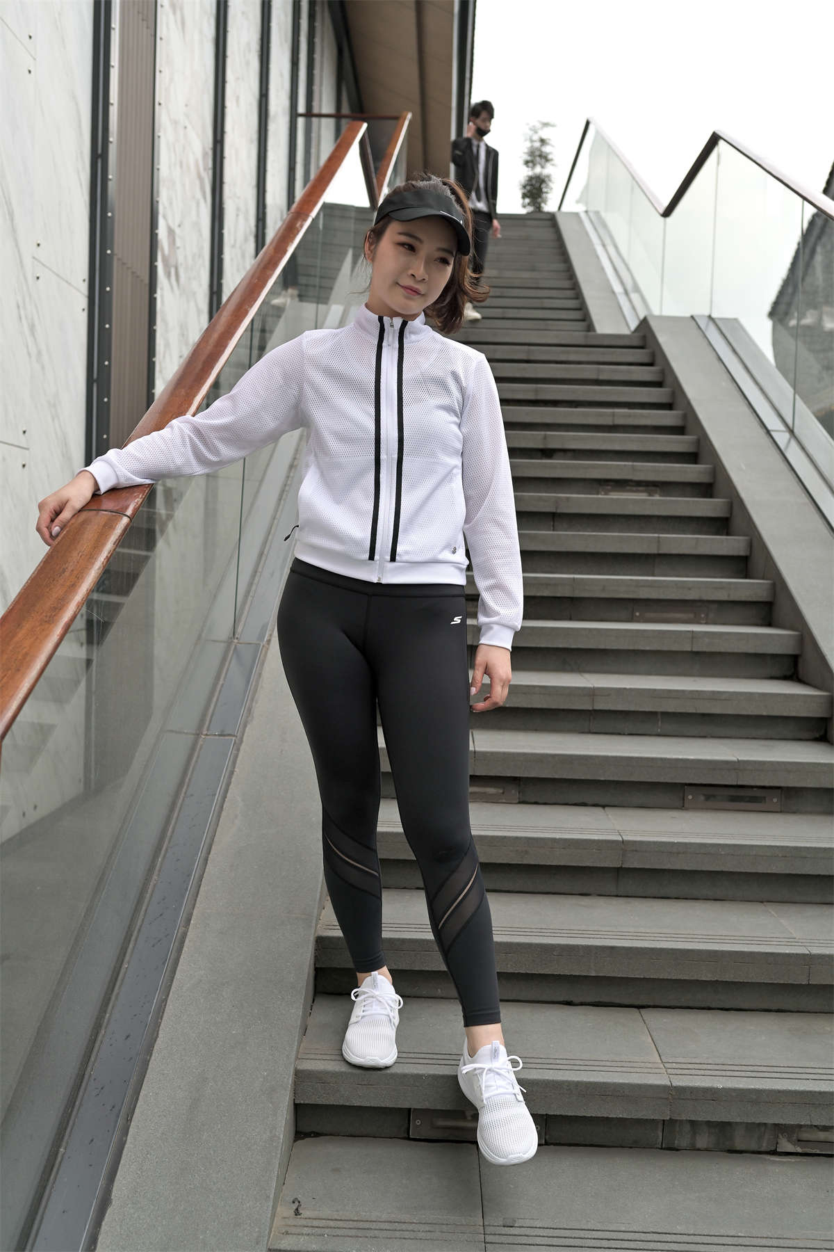 摄霸街拍作品 – 紧身瑜伽裤美女-日更街拍