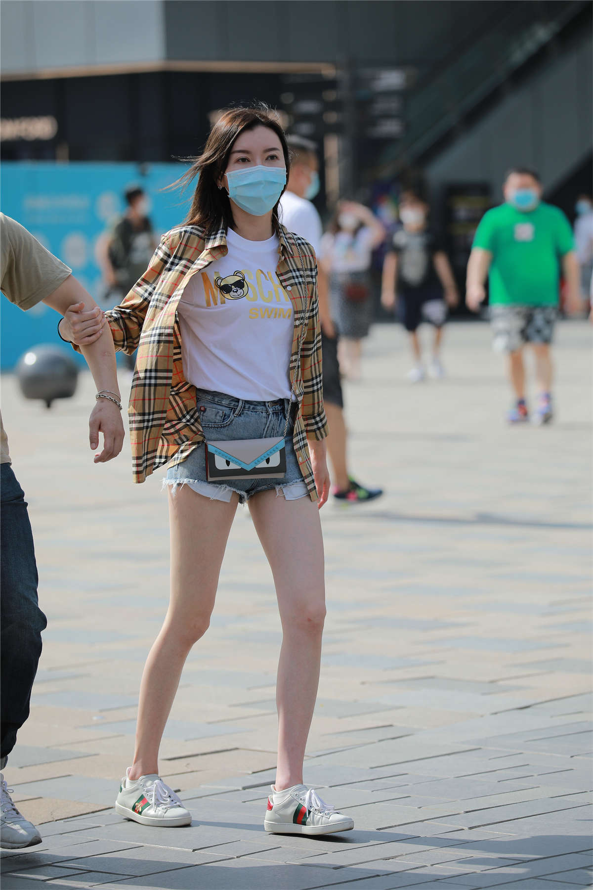 玻璃街拍作品 – 热裤长腿女友-日更街拍