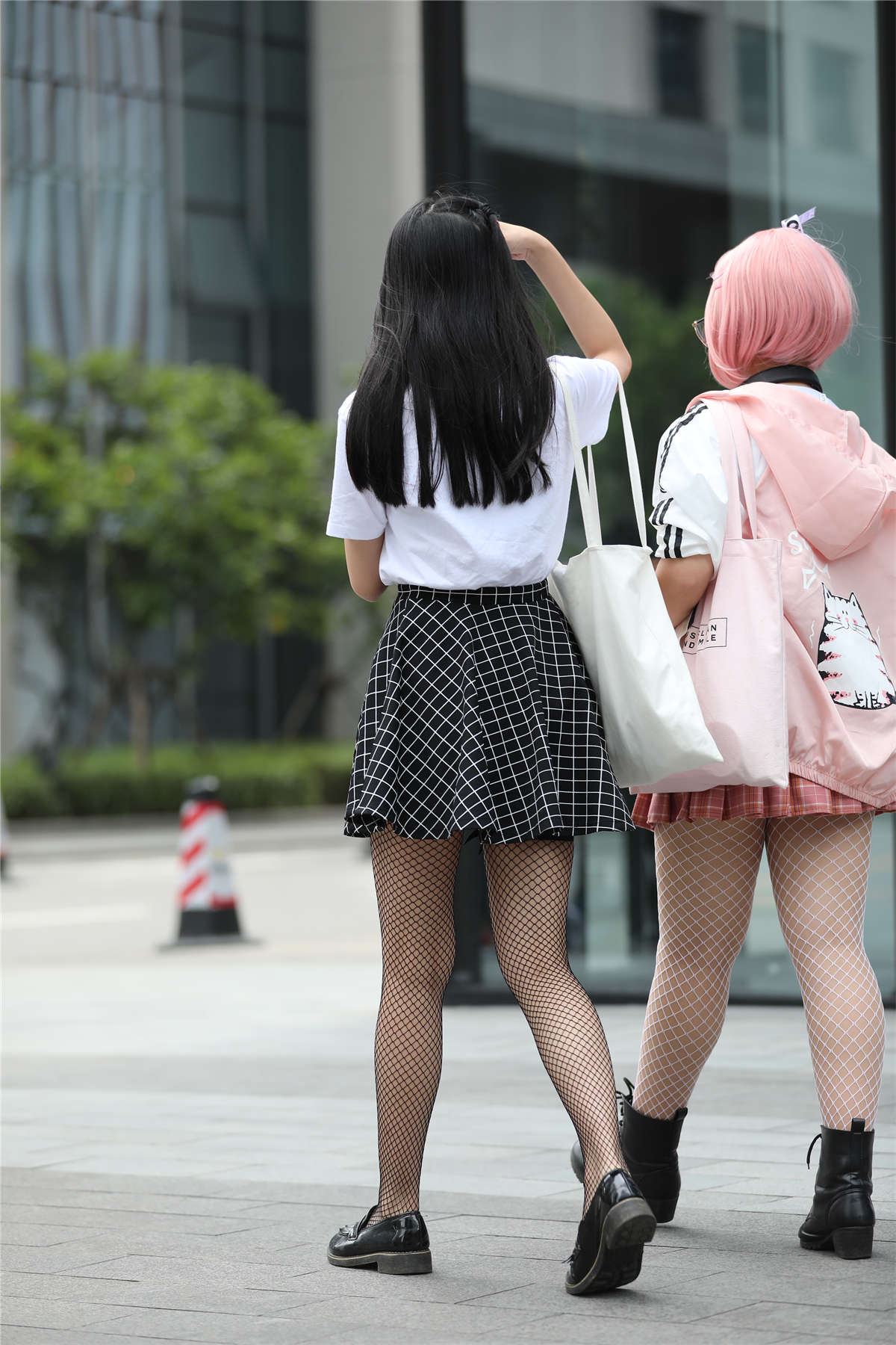 图片[2]-辉辉街拍作品 – 网袜可爱美眉-日更街拍