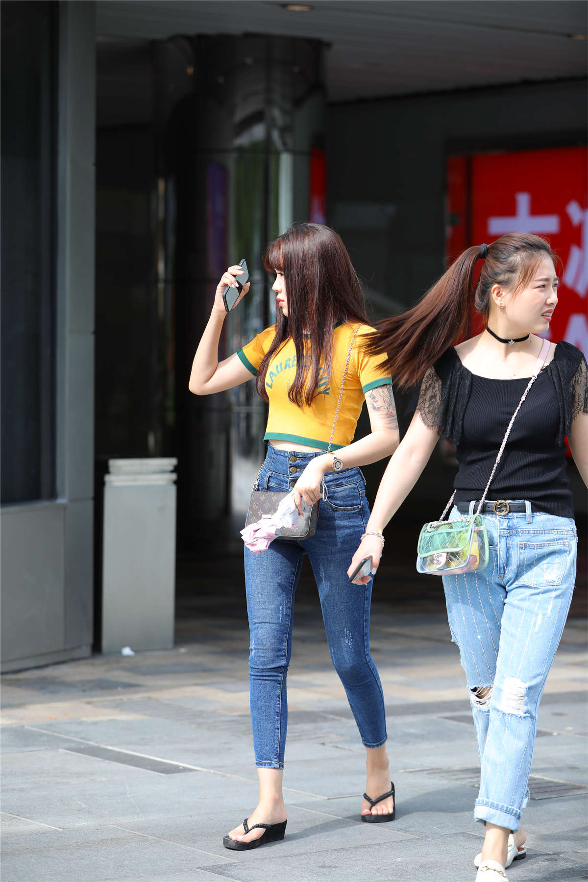 图片[2]-[魔镜原创摄影]黄色T恤街拍紧身牛仔美眉原图-日更街拍