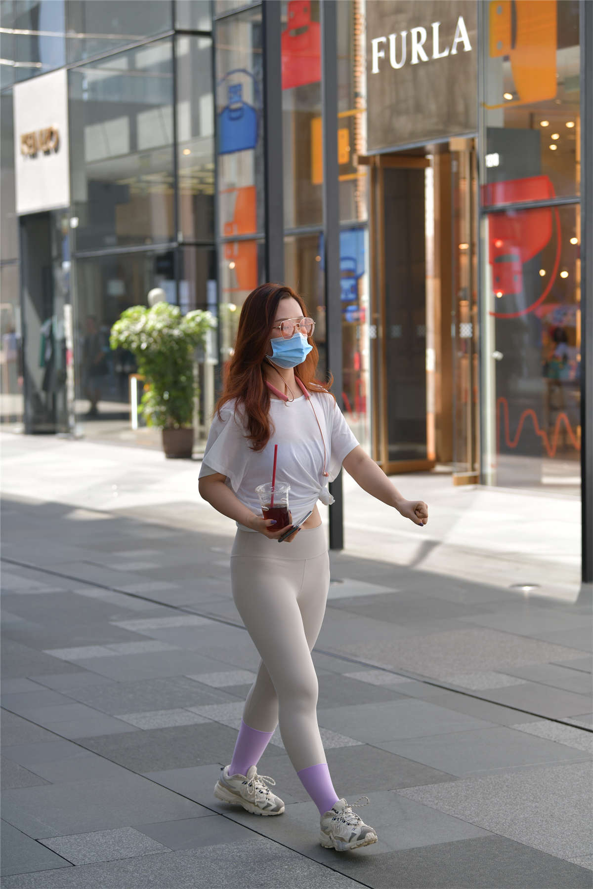 视觉冲击街拍作品 – 浅灰色瑜伽女孩-日更街拍