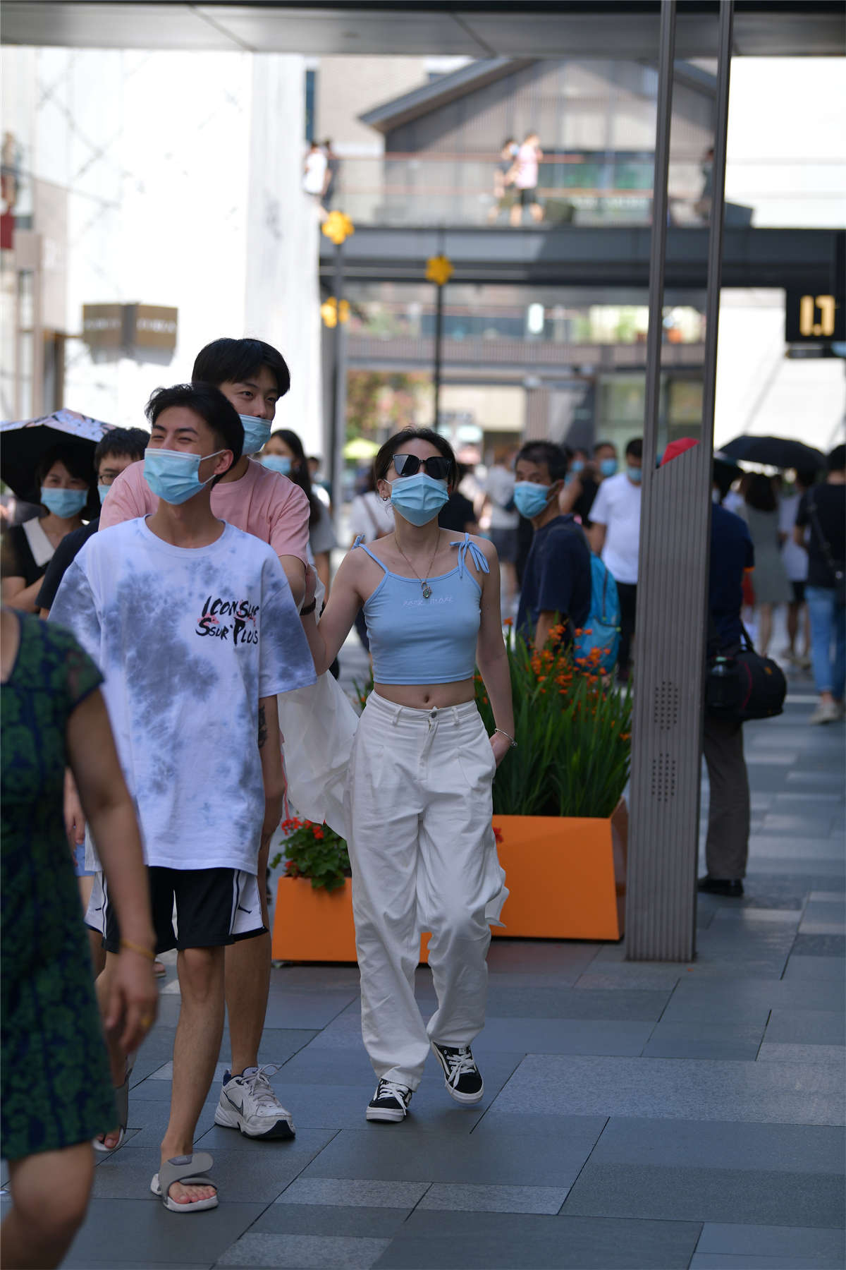 摄神街拍作品 – 震惊，豪放的小姐姐-日更街拍