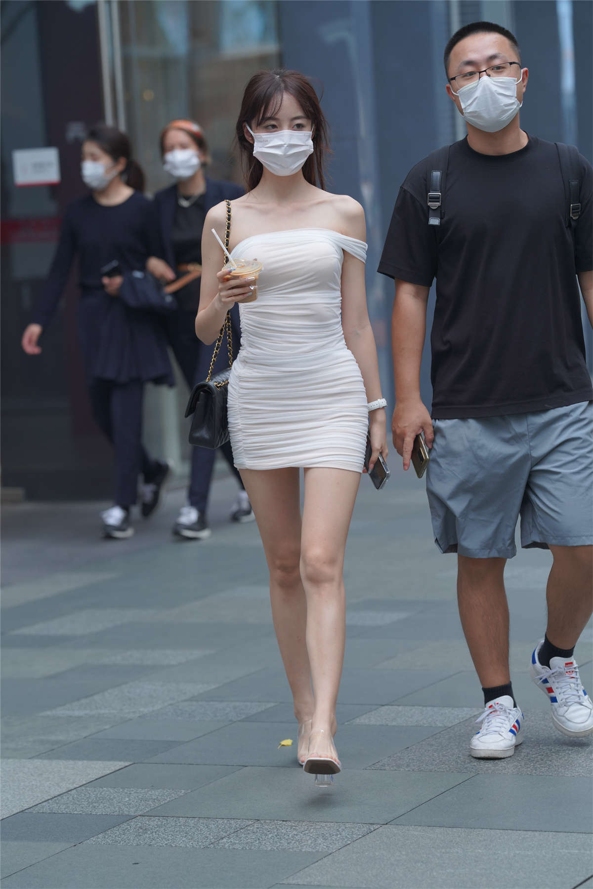 性感白色包臀裙美女-日更街拍