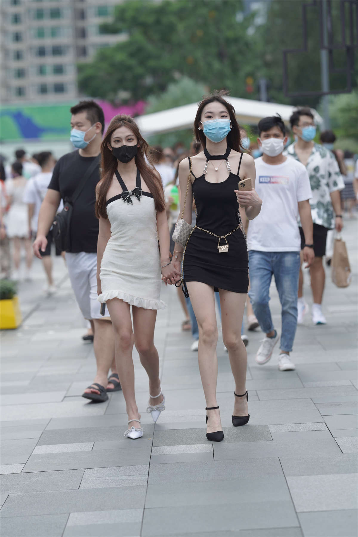 两位包臀裙小姐姐-日更街拍