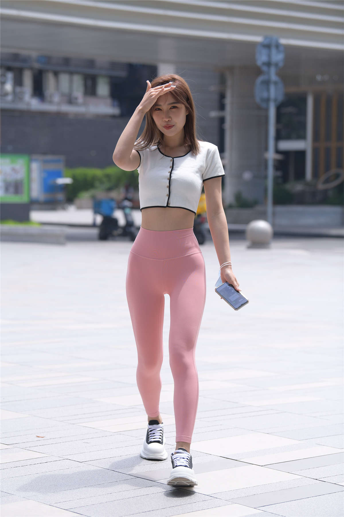 [魔镜原创摄影]一始街拍作品 粉色瑜伽裤美女-日更街拍
