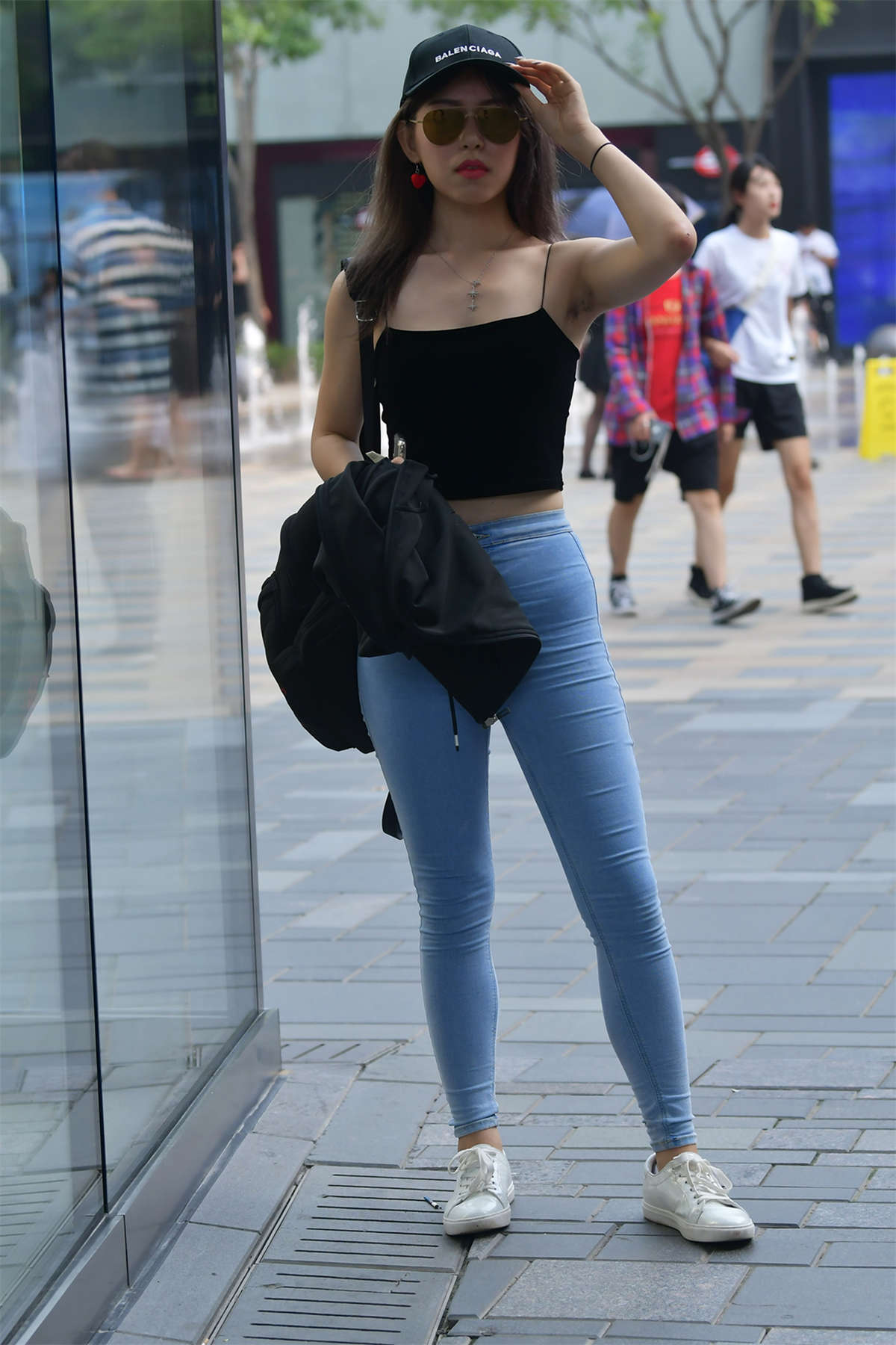 图片[2]-[魔镜原创摄影]紧身蓝牛墨镜美女街拍原图-日更街拍