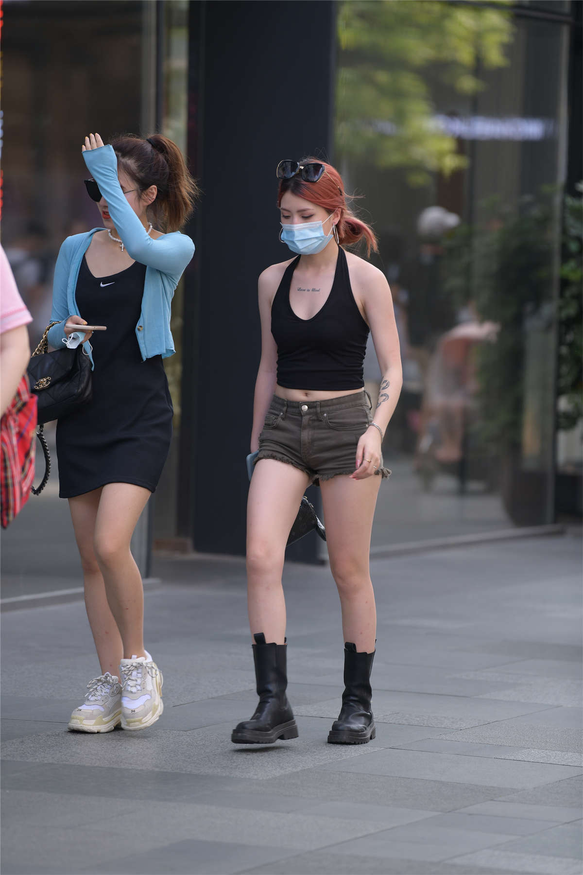 图片[2]-黑靴热裤美女-日更街拍