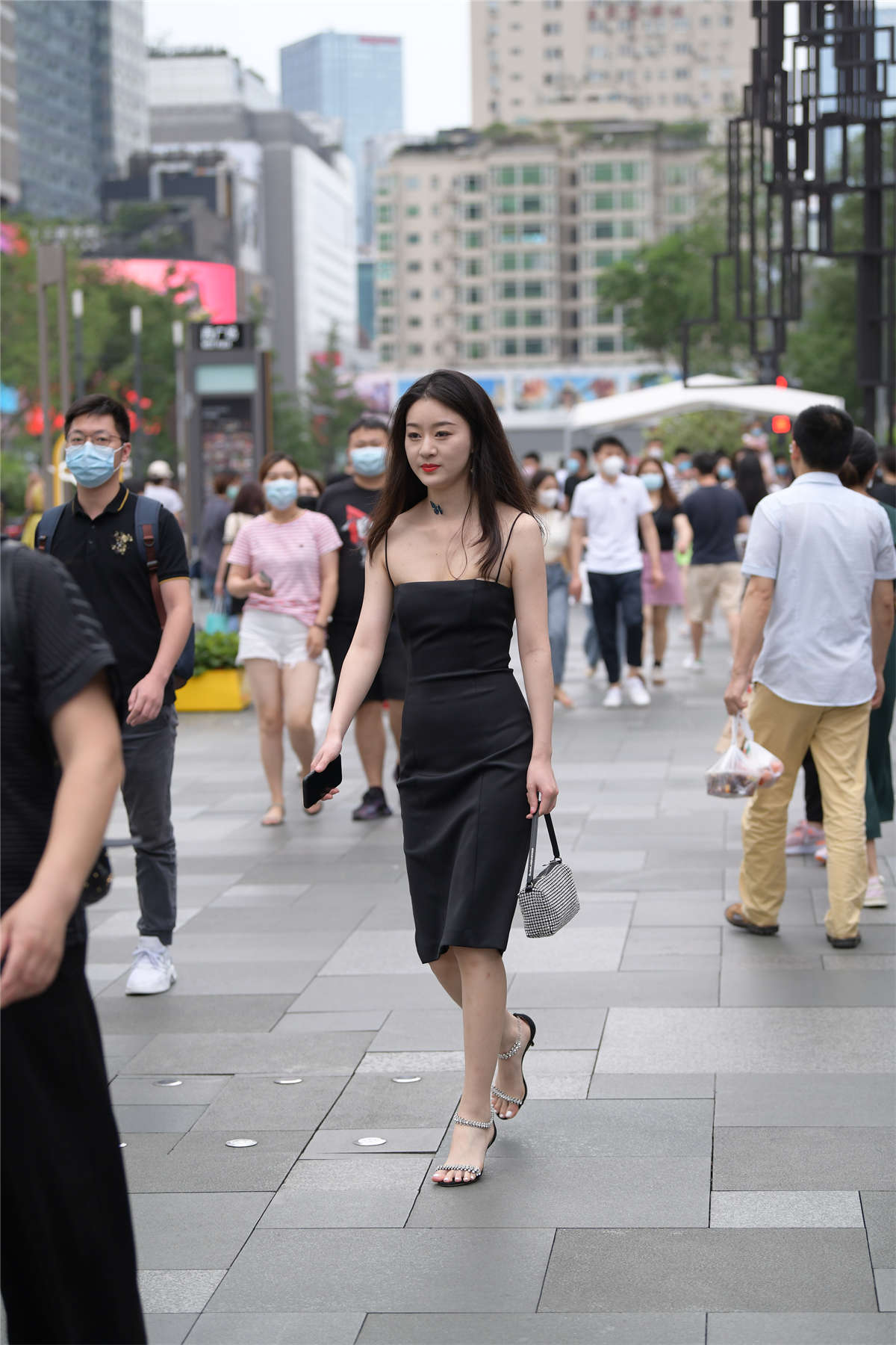 黑色吊带连体包臀长裙美女-日更街拍