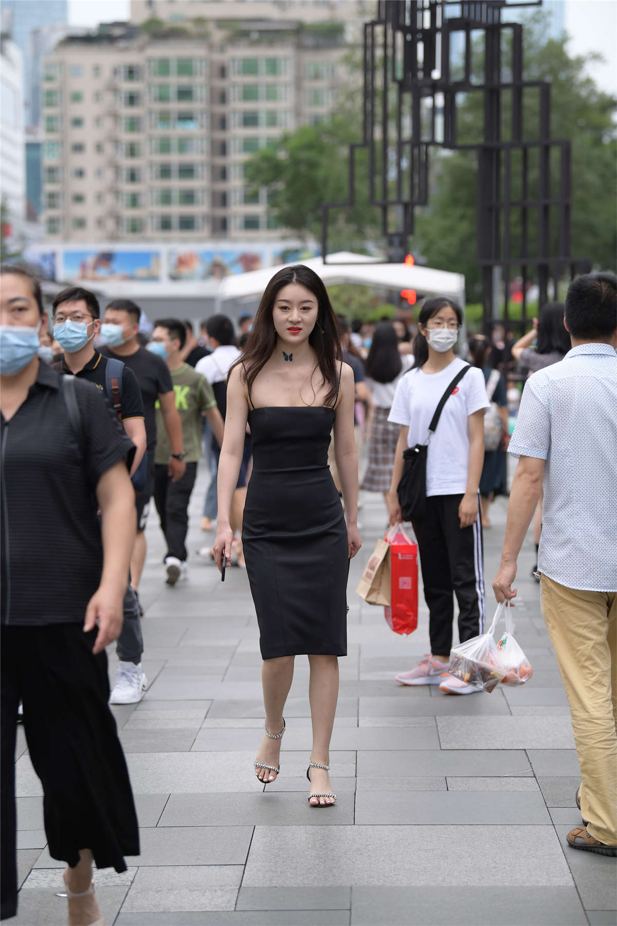 图片[2]-黑色吊带连体包臀长裙美女-日更街拍